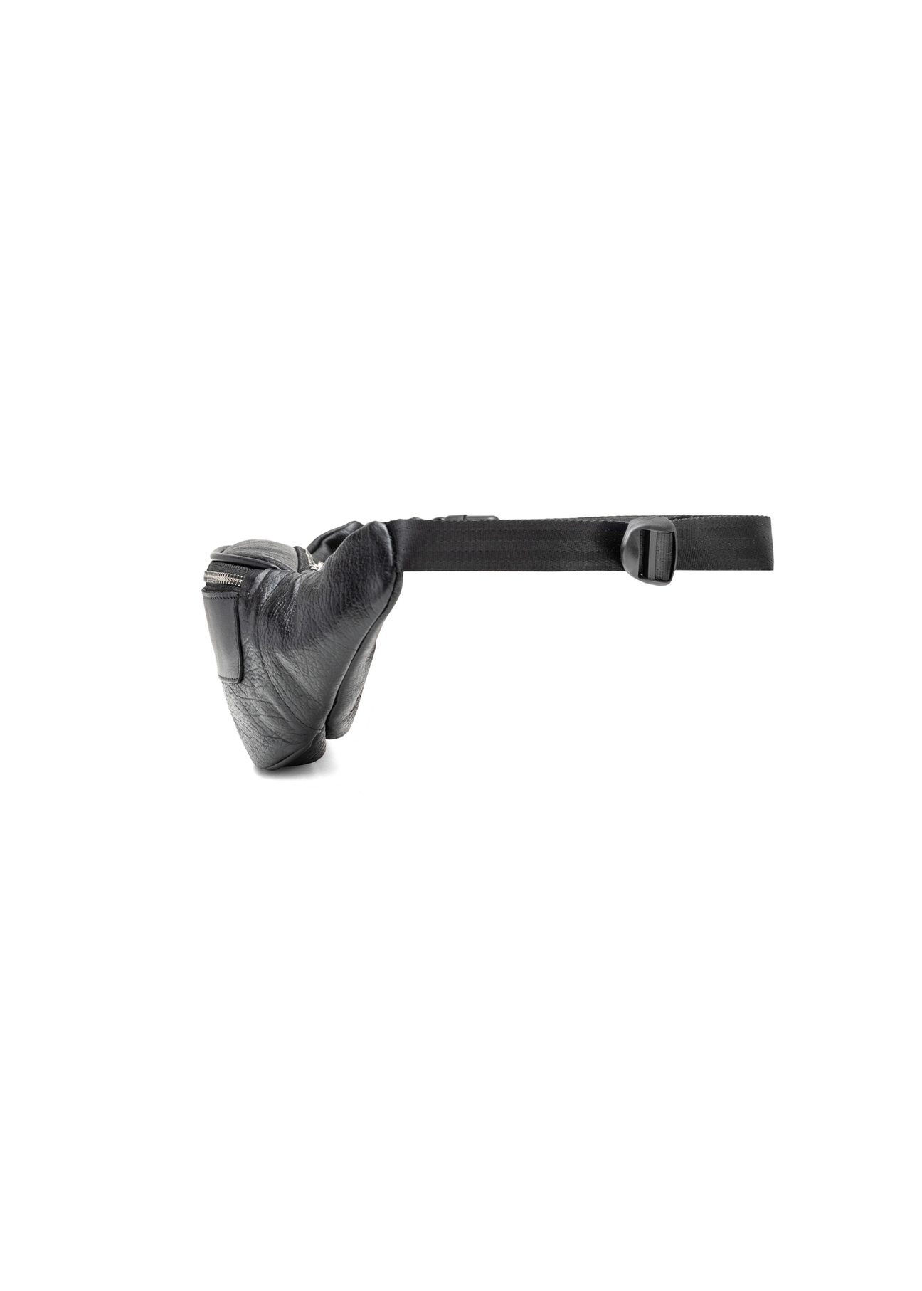 Czarna skórzana nerka męska z logo TORMS-0295A-99(Z25) - widok produktu z boku na białym tle. 