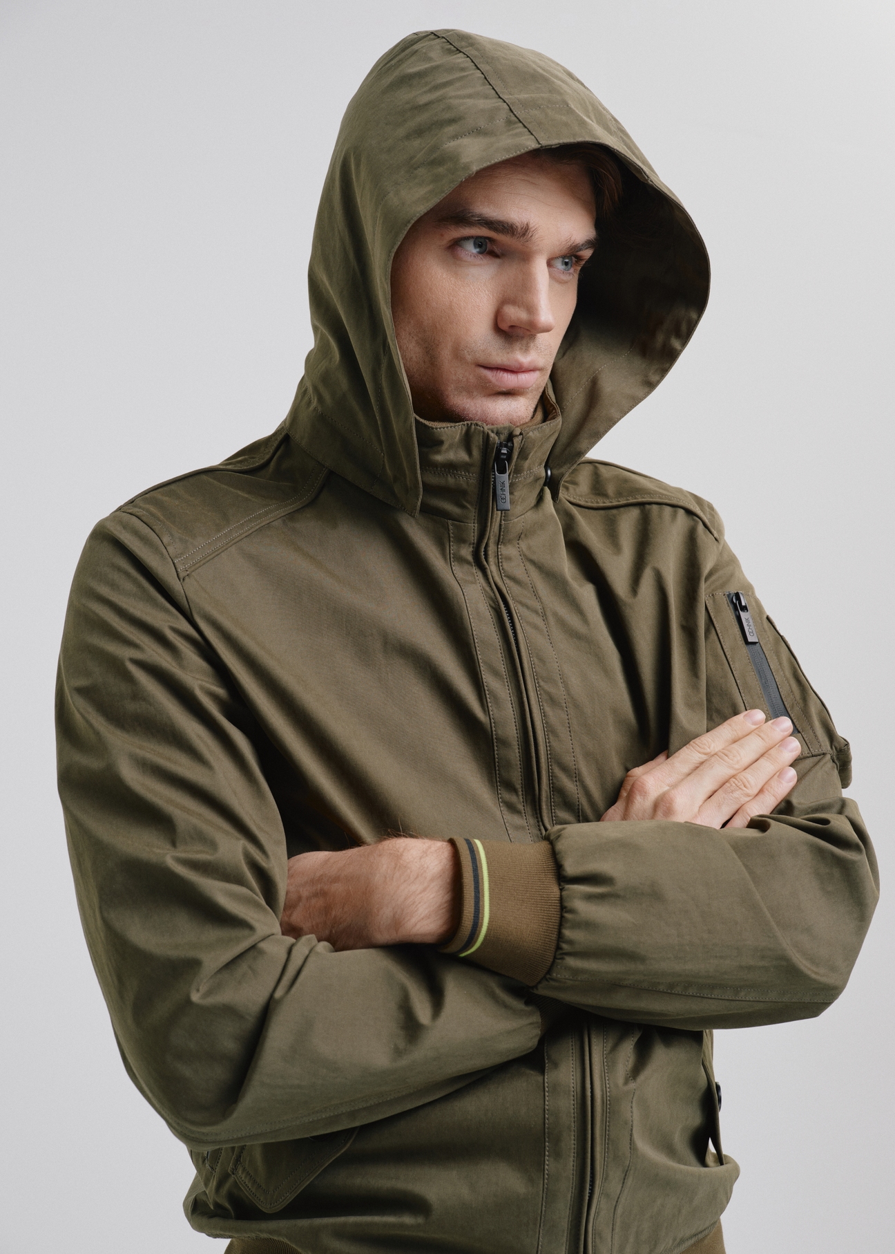 Kurtka z kapturem męska w kolorze khaki KURMT-0326-57(W24)-03