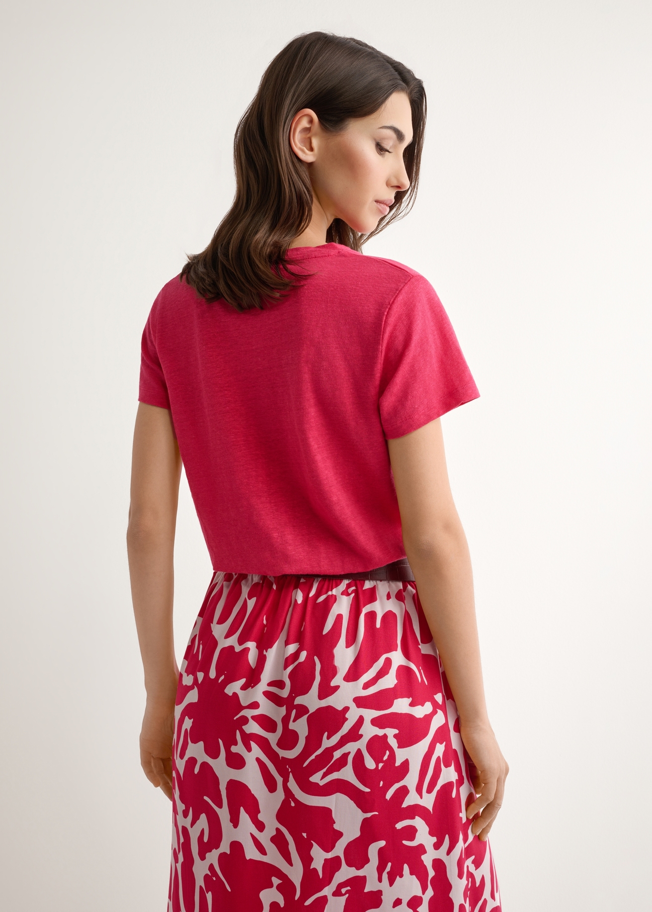 Lniany T-shirt damski w kolorze fuksji TSHDT-0156-5E(W26)