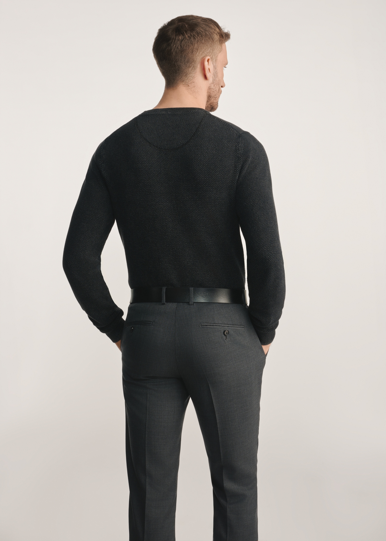 Sweter męski w kolorze czarnym SWEMT-0181-99(Z25), widok produktu z tyłu na modelu. Widoczna połowa sylwetki.