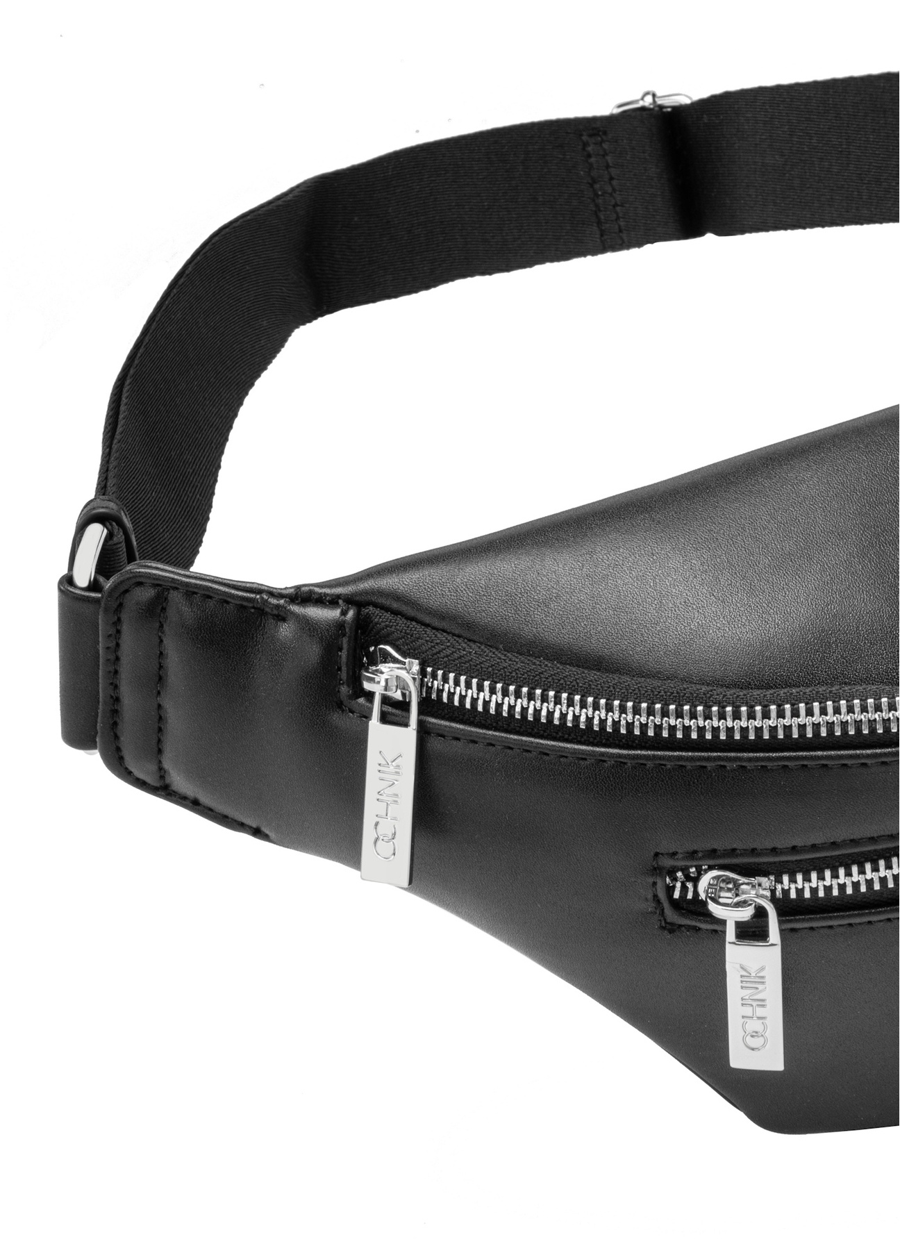 Czarna nerka damska z imitacji skóry TOREC-1190-99(W26), zbliżenie na detal produktu na białym tle.