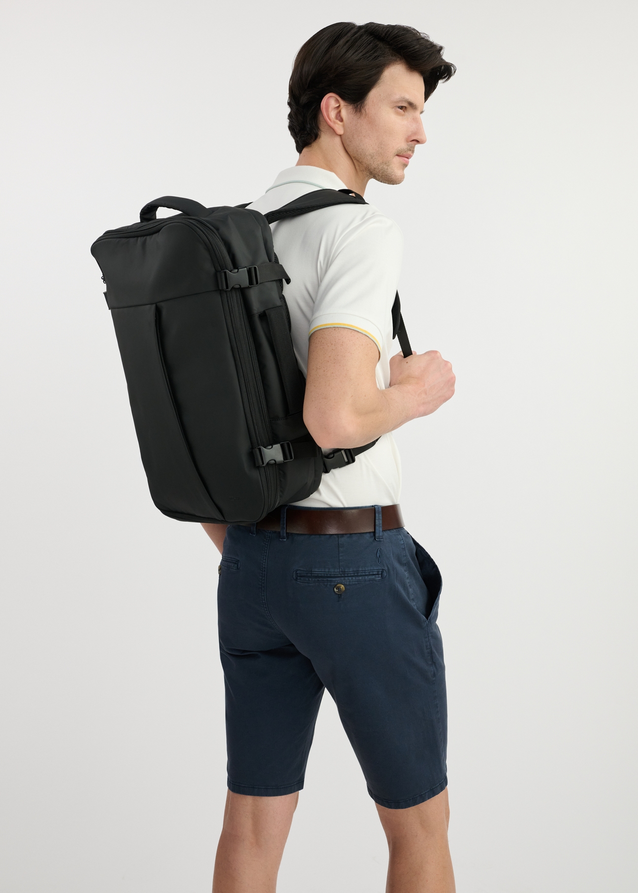 Podróżny duży plecak męski TORMN-0348-99(W25), widok skosu produktu na modelu. Widoczna połowa sylwetki.