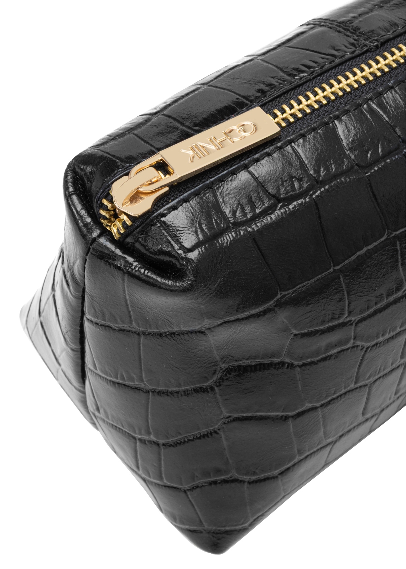 Czarna skórzana kosmetyczka croco TORES-1235-9G(W26), zbliżenie na detal produktu na białym tle.
