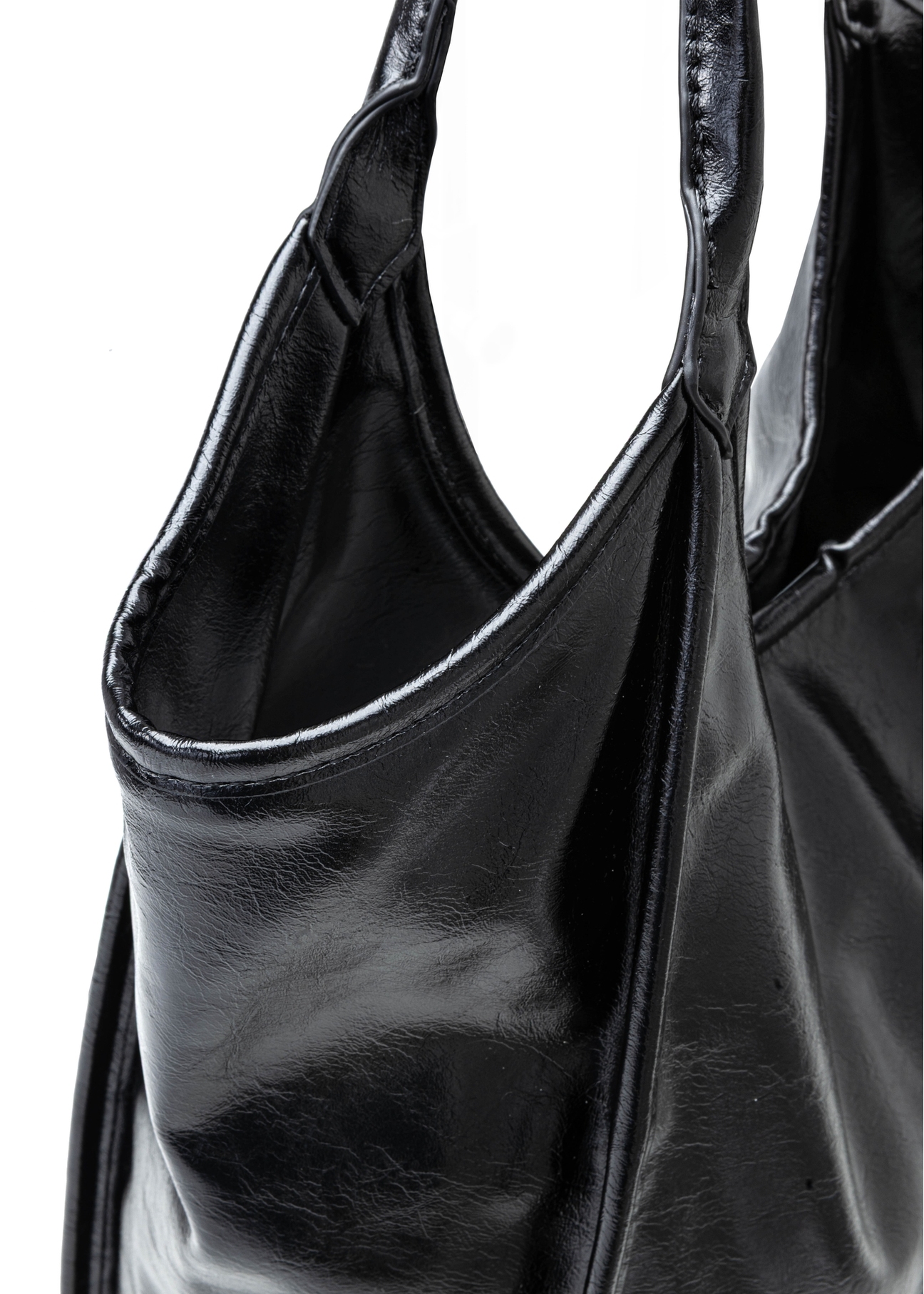 Czarna torebka damska shopper TOREC-1122-9F(W26), zbliżenie na detal produktu na białym tle.