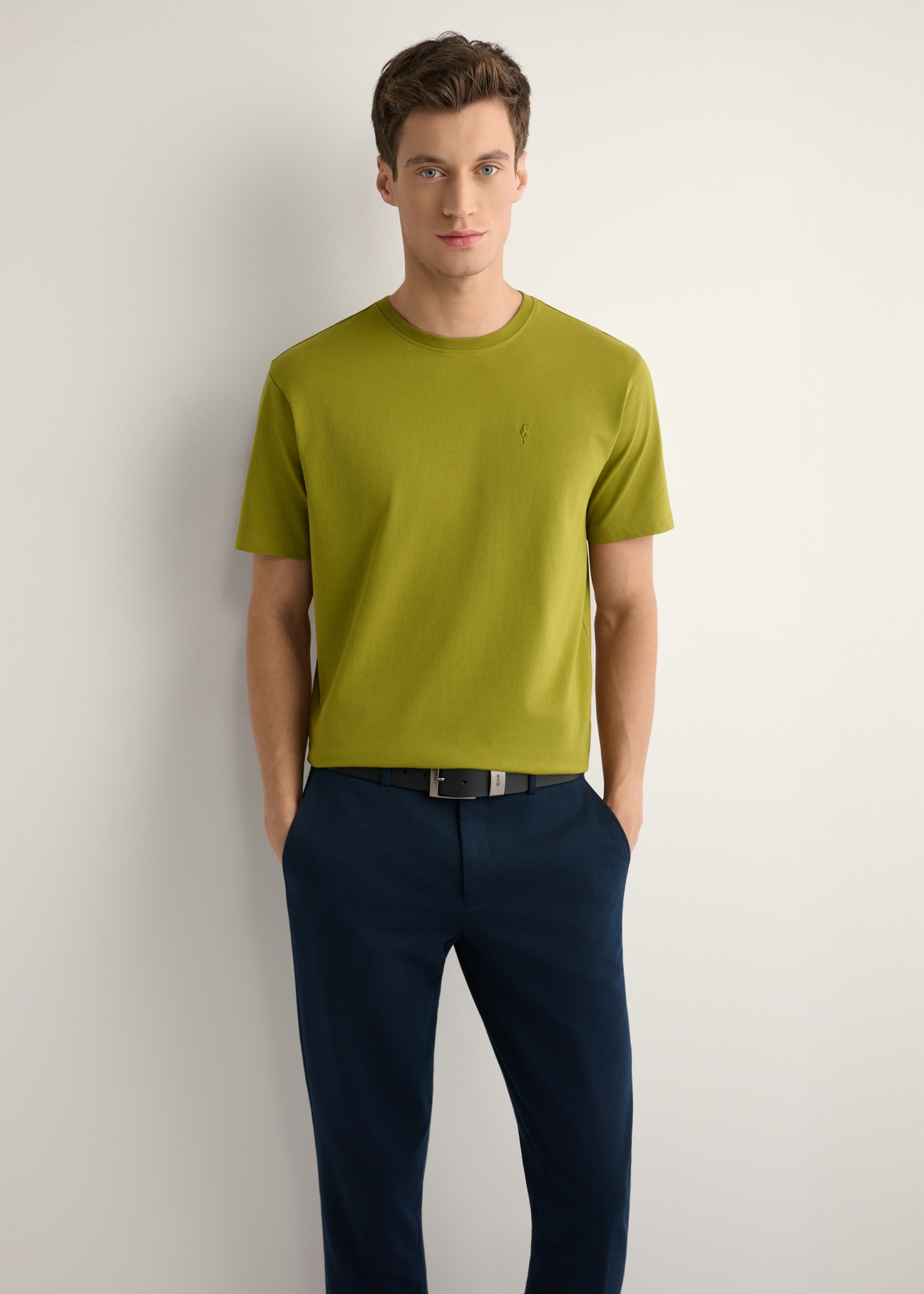 Oliwkowy T-shirt męski TSHMT-0120-8E(W26), widok produktu z przodu na modelu. Widoczna połowa sylwetki.