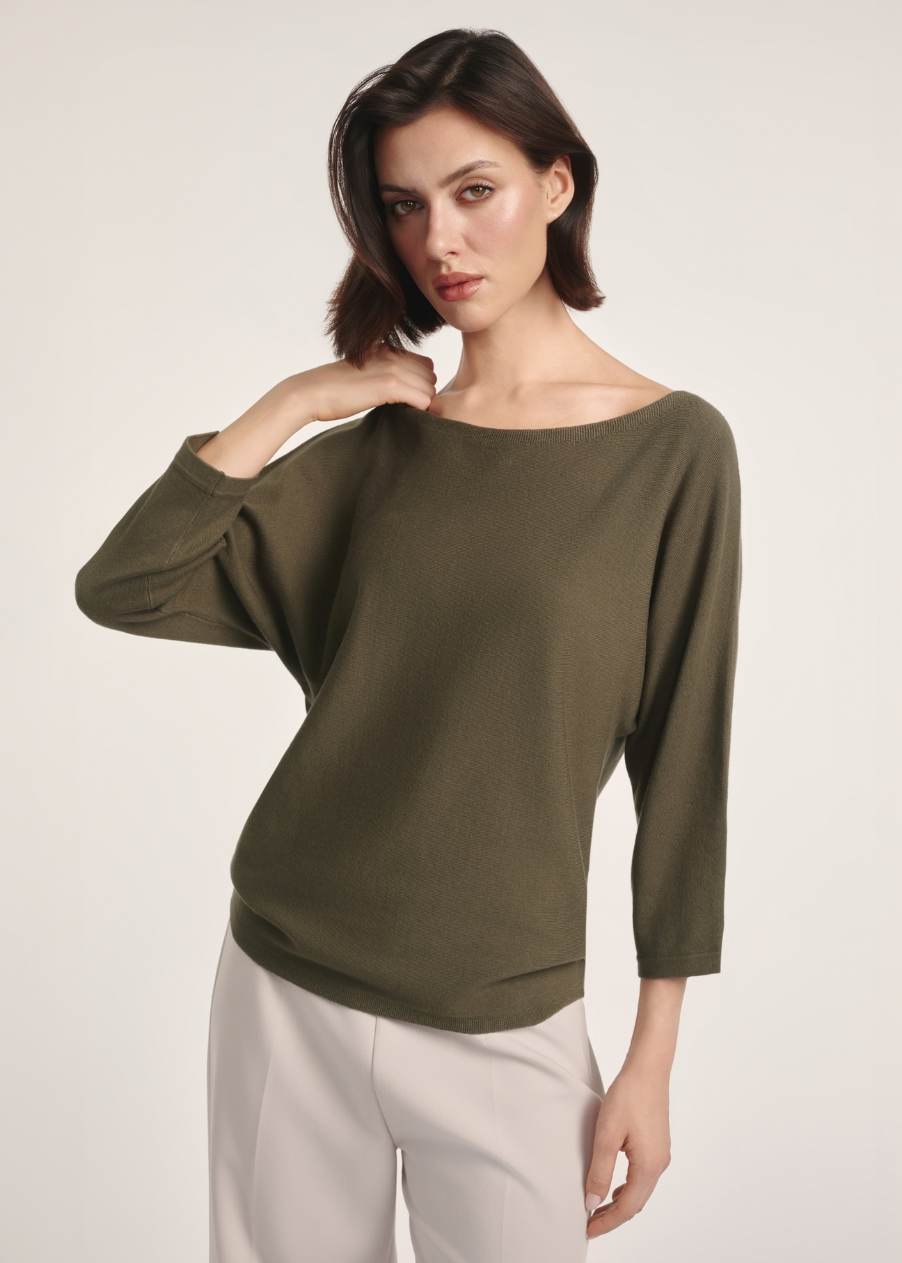 Bluzka damska w kolorze khaki BLUDT-0178-54(Z25), produkt widoczny od przodu na modelce, widoczne pół sylwetki.