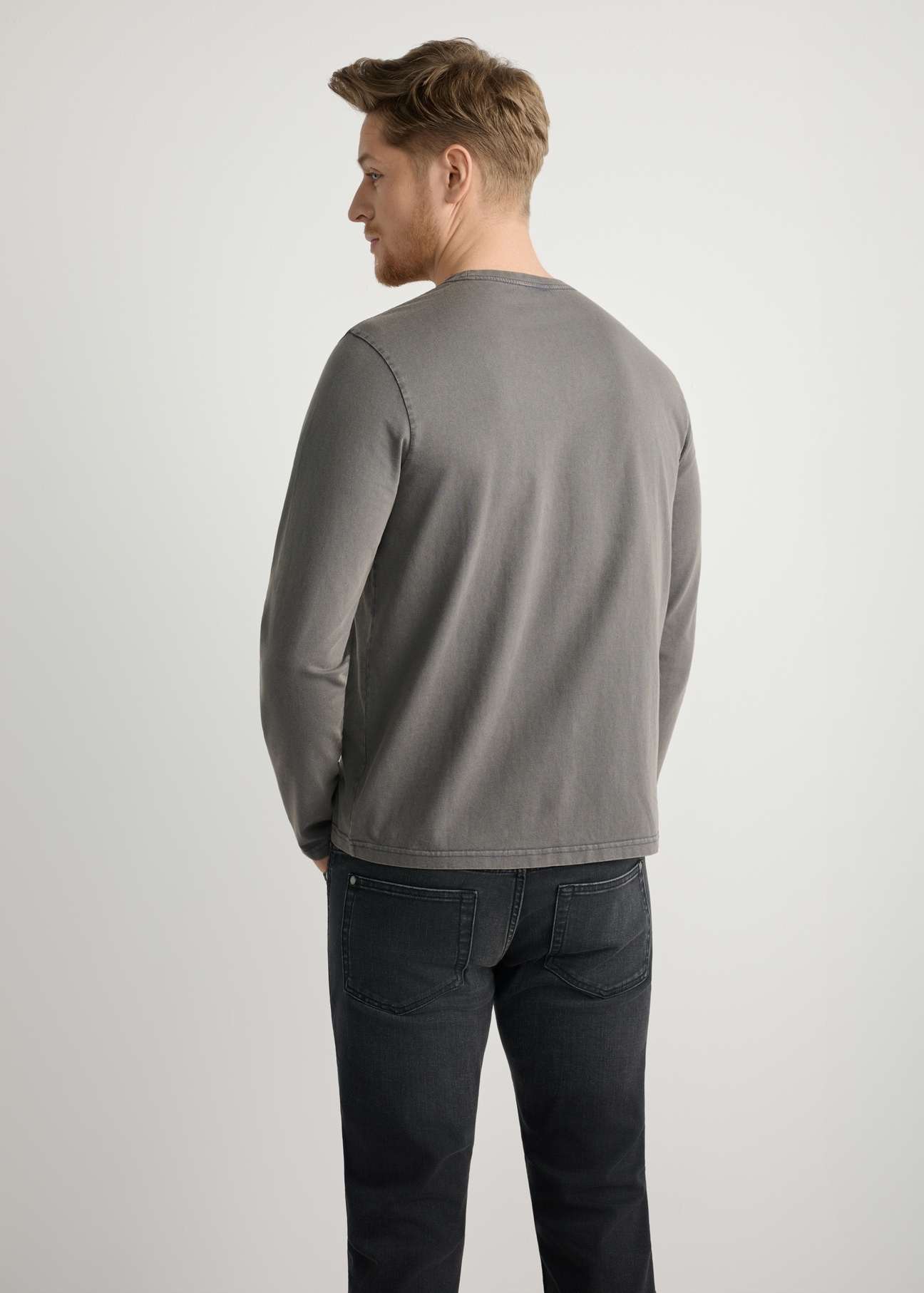 Szary longsleeve męski LSLMT-0012-9D(W26), widok produktu z tyłu na modelu. Widoczna połowa sylwetki.