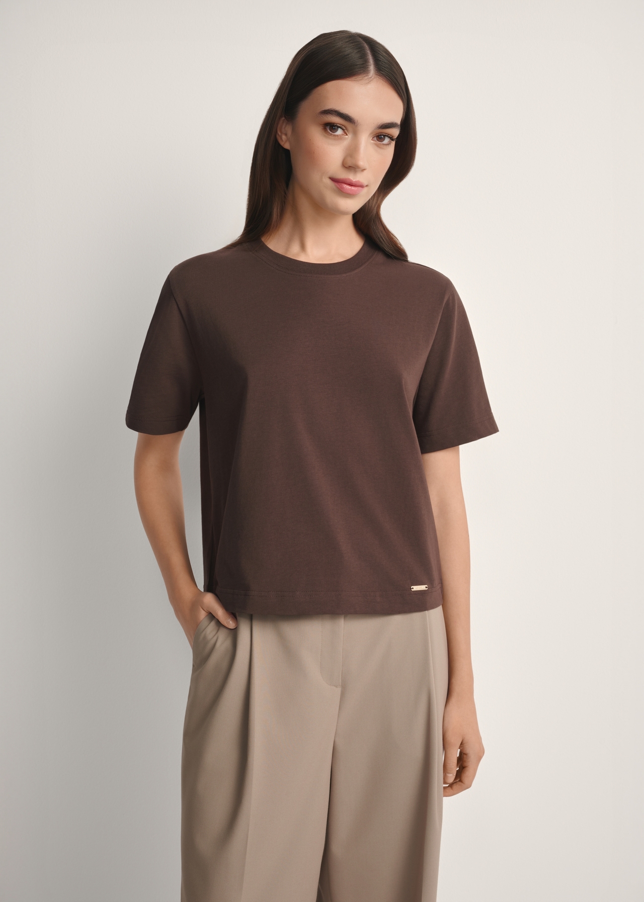 Bawełniany brązowy T-shirt damski TSHDT-0138-1I(W26), widok produktu od przodu na modelce, widoczna połowa sylwetki.