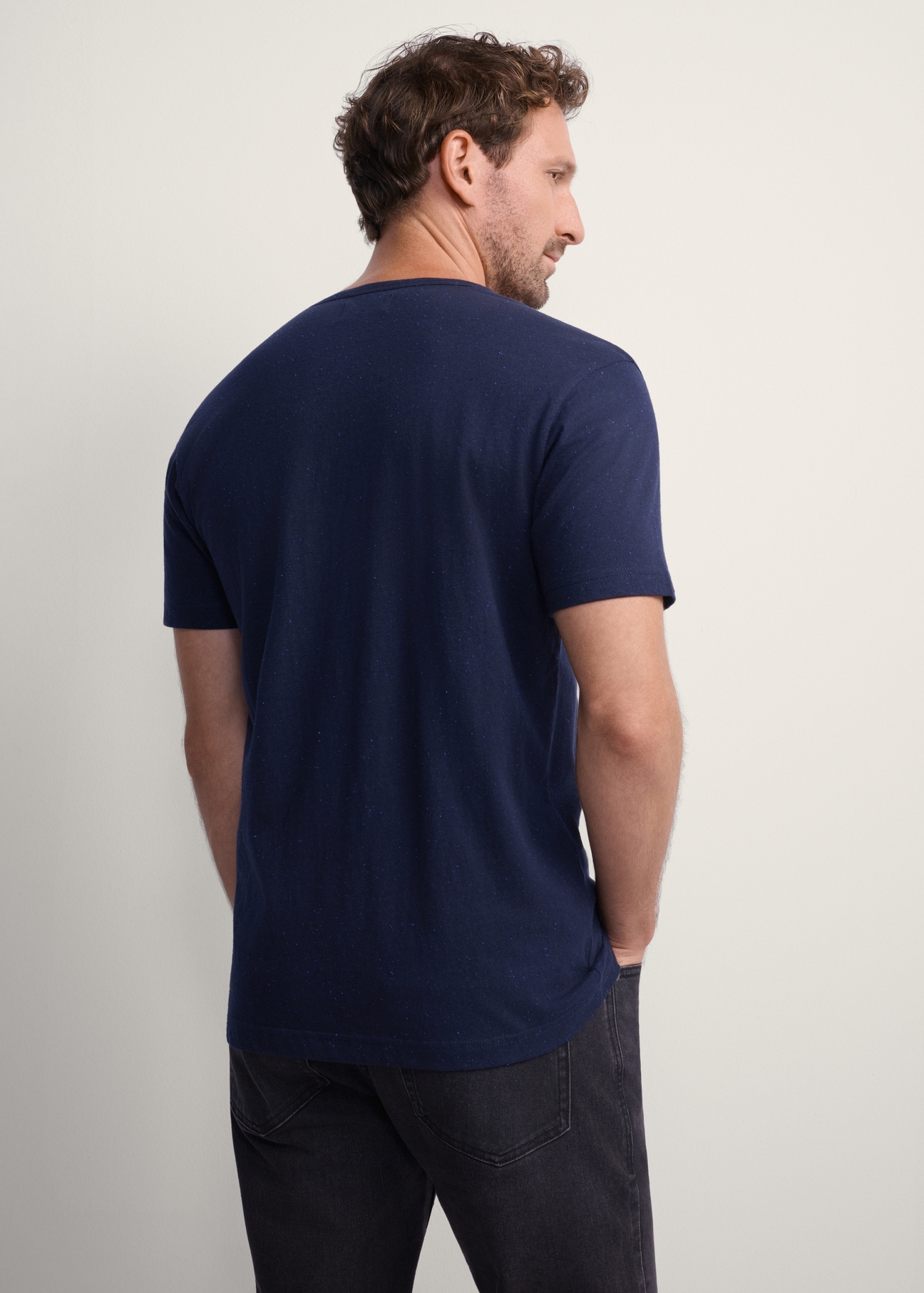 T-shirt męski w kolorze granatowym TSHMT-0130-68(Z25), widok produktu z tyłu na modelu. Widoczna połowa sylwetki.