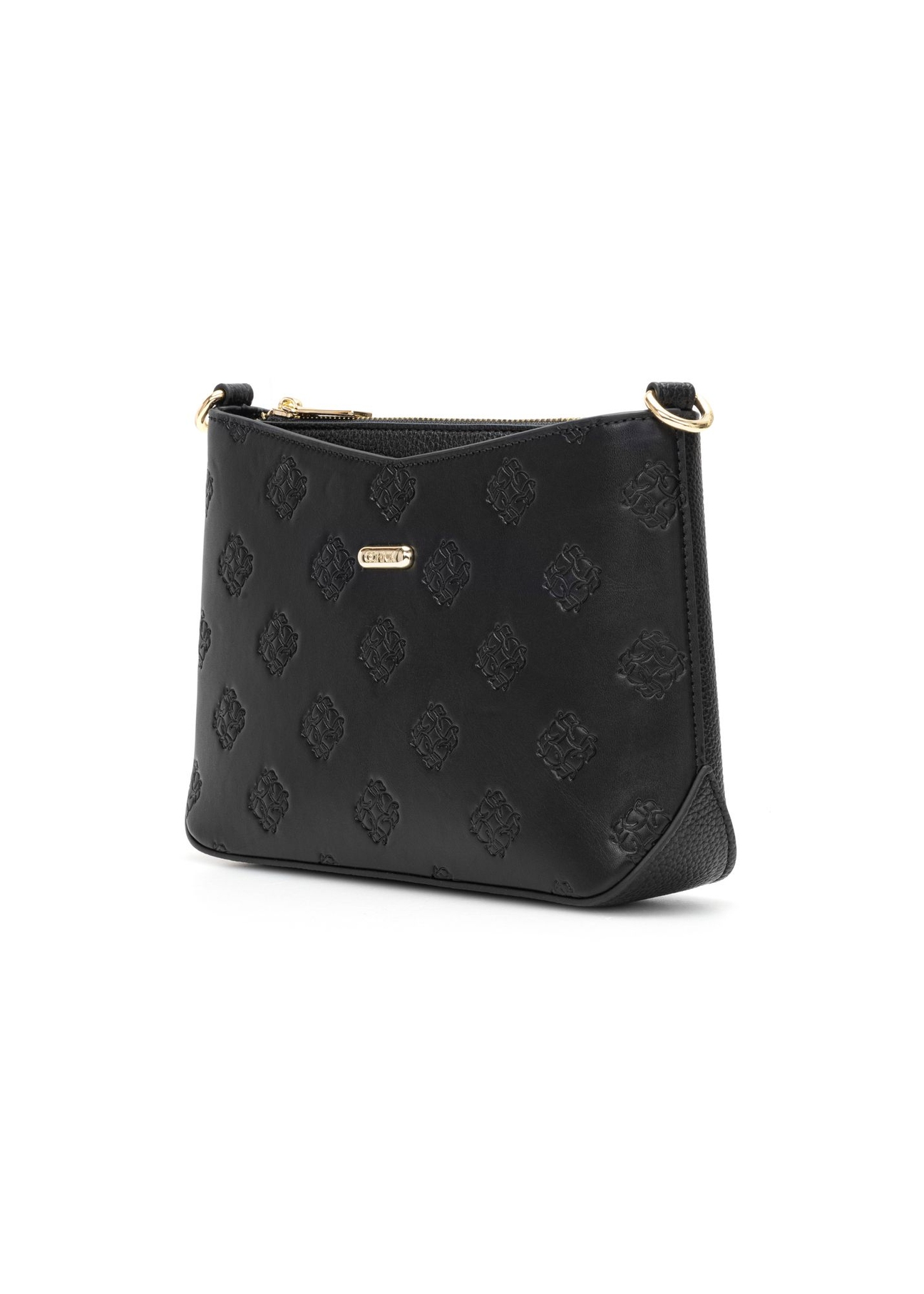 Czarna torebka damska z monogramem TOREC-1159-9P(W26) - widok produktu po skosie na białym tle.