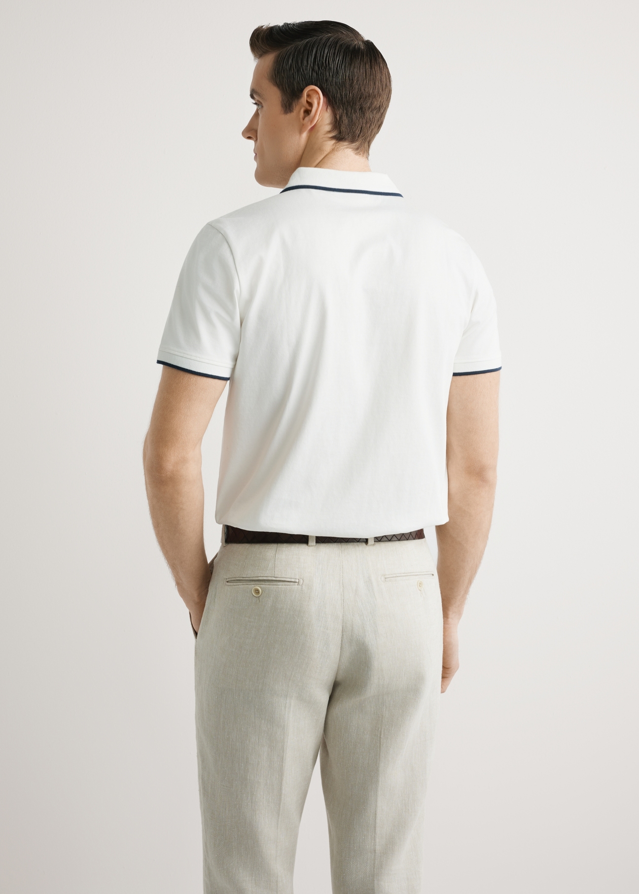 Męska kremowa koszulka polo POLMT-0092-0B(W26),  widok produktu z tyłu na modelu. Widoczna połowa sylwetki.