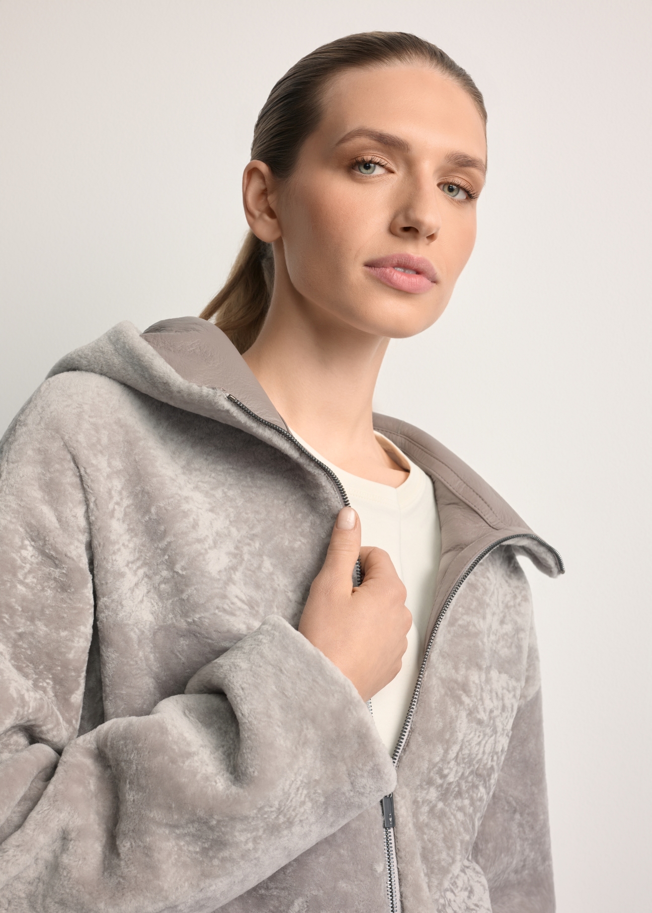 Jasnoszary kożuch damski KOZDS-0092-3098(Z25), zbliżenie na produkt z przodu na modelce.
