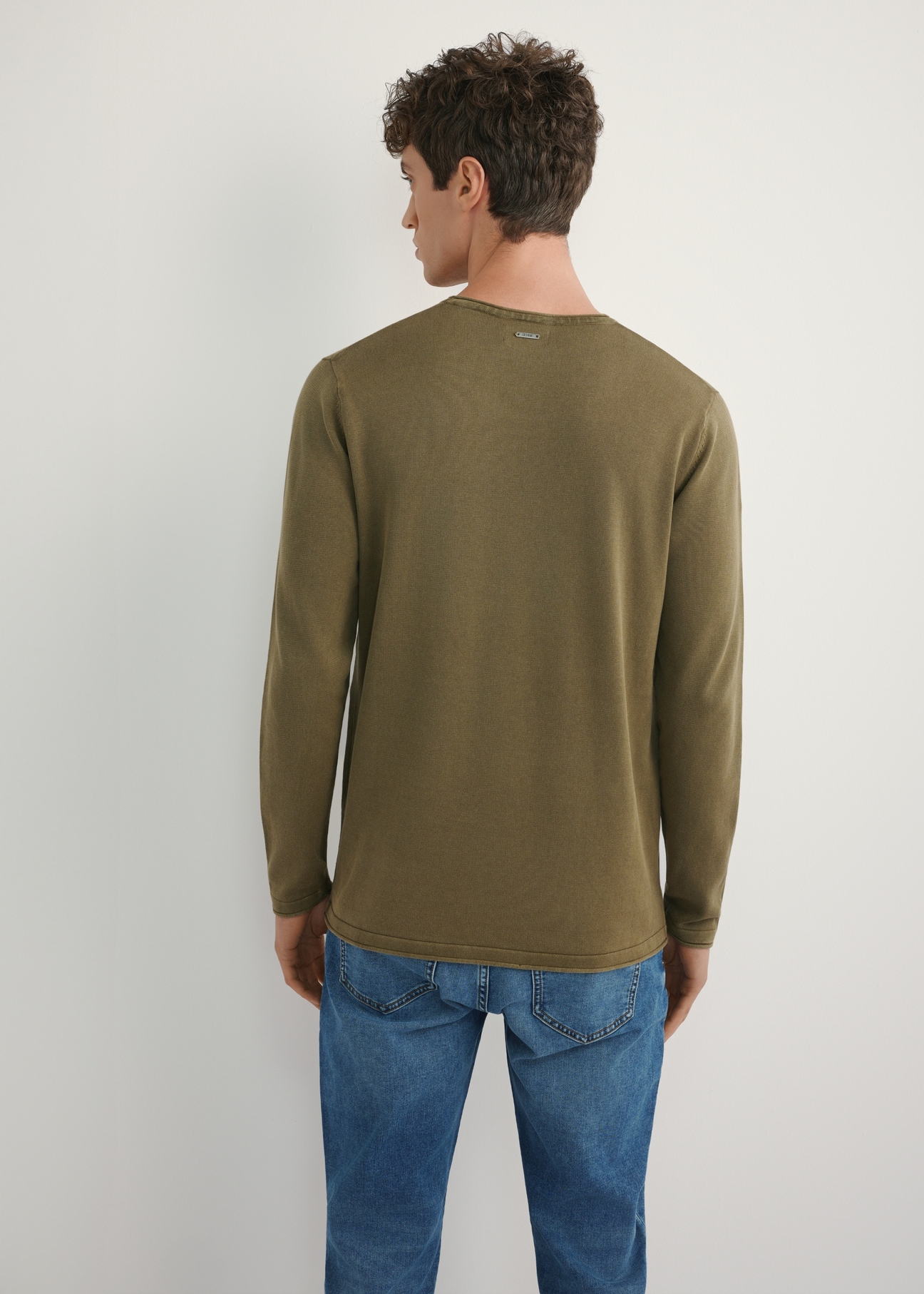 Sweter męski w kolorze khaki SWEMT-0187-8D(W26) - widok produktu z tyłu, na modelu, na białym tle. Widoczna połowa sylwetki.