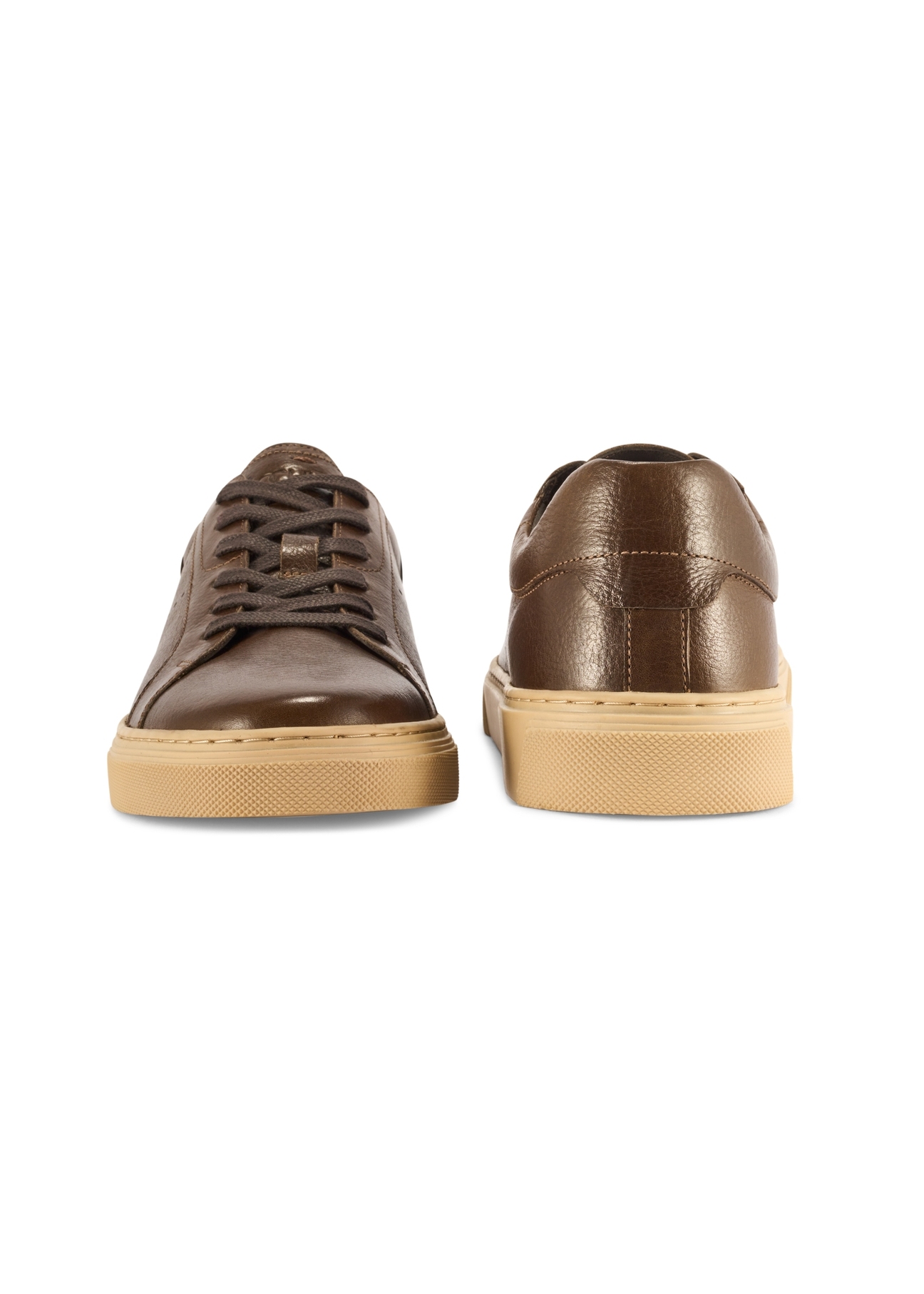Ciemnobrązowe skórzane sneakersy męskie BUTYM-0486-1I(W26) - widok produktu z przodu i z tyłu, na białym tle. 
