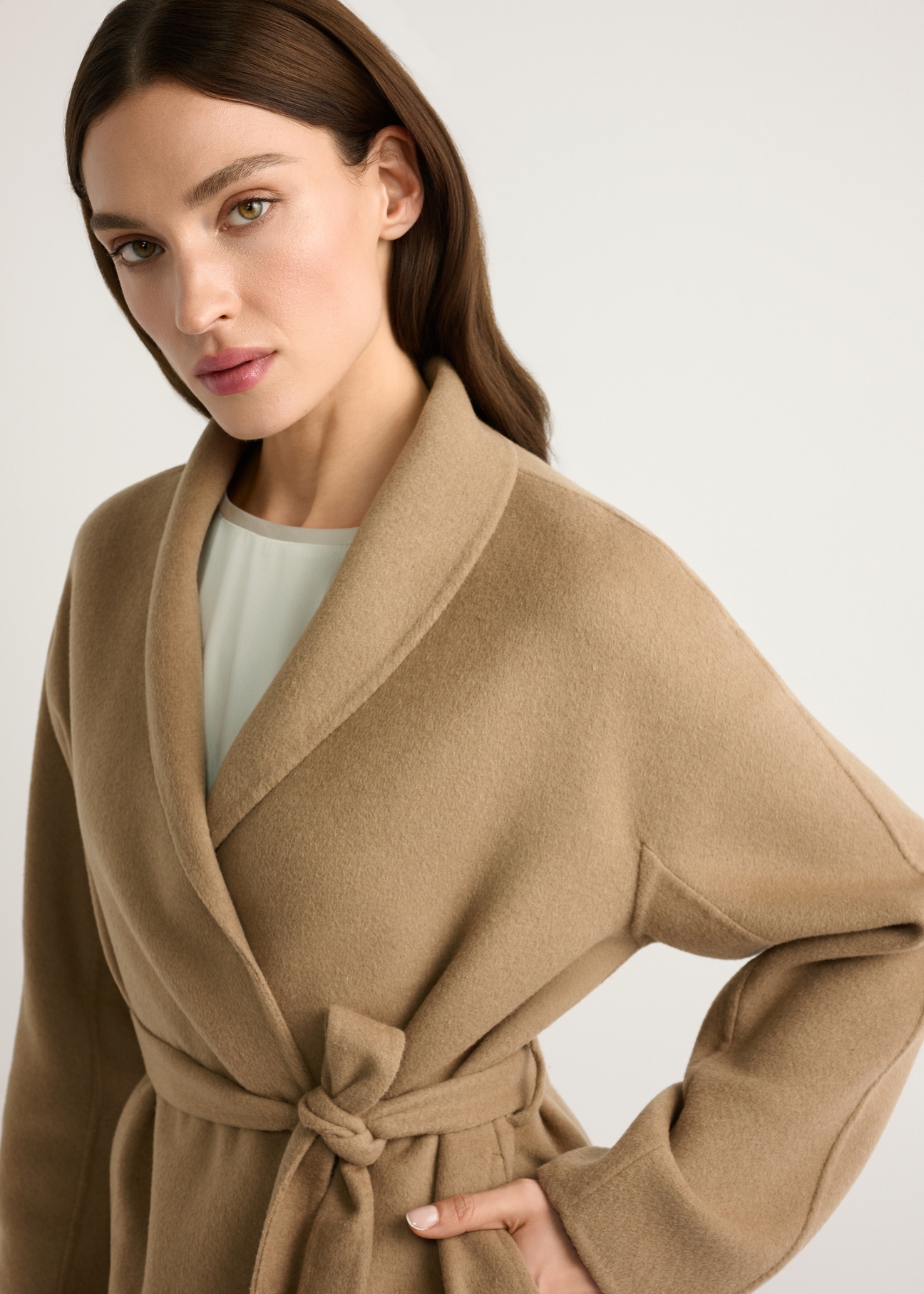 Camelowy płaszcz damski z wełną PLADT-0074-1D(W26), zbliżenie na produkt na sylwetce modelki.