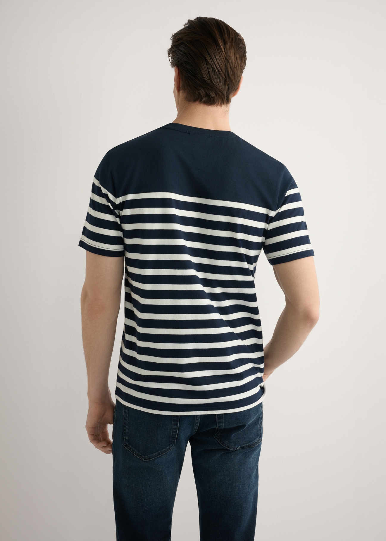 T-shirt granatowy męski w paski TSHMT-0139-7E(W26), widok produktu od tyłu na modelu, widoczna połowa sylwetki.