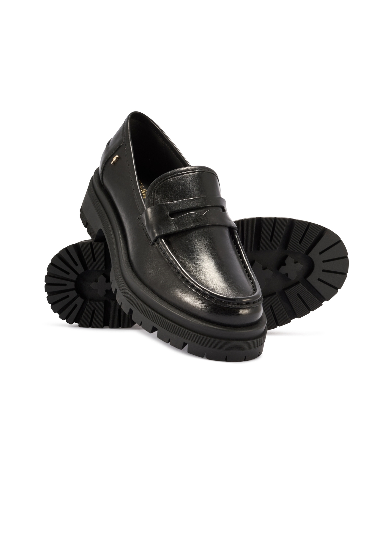 Czarne skórzane loafersy damskie BUTYD-1069-99(W26) - widok produktu po skosie, na białym tle.