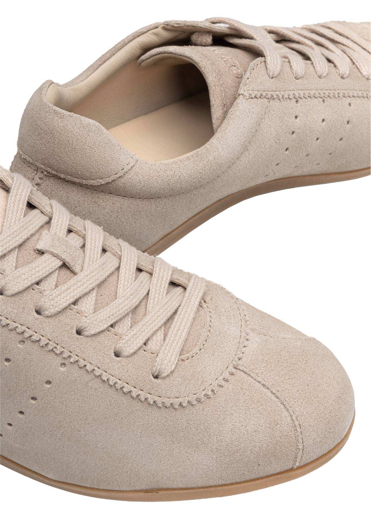 Beżowe zamszowe buty damskie BUTYD-1261-1A(W26), zbliżenie na detal produktu na białym tle.