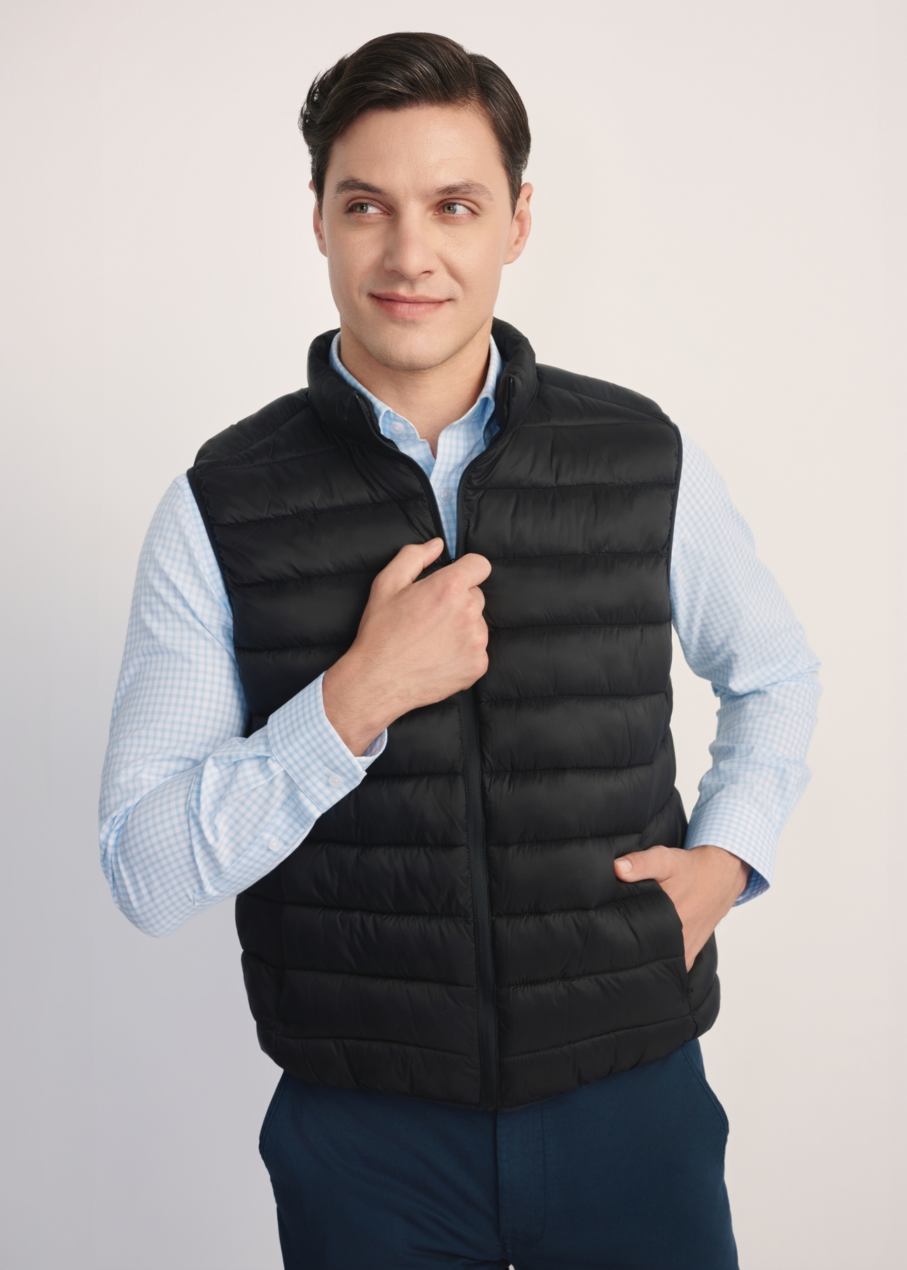 Czarna pikowana kamizelka męska KAMMT-0006-99(Z25), widok produktu z przodu na modelu. Widoczna połowa sylwetki.