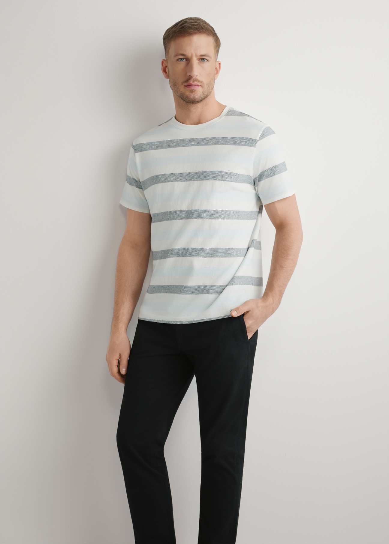 Bawełniany t-shirt męski w paski TSHMT-0143-00(W26), widok produktu z przodu na modelu. Widoczna połowa sylwetki.