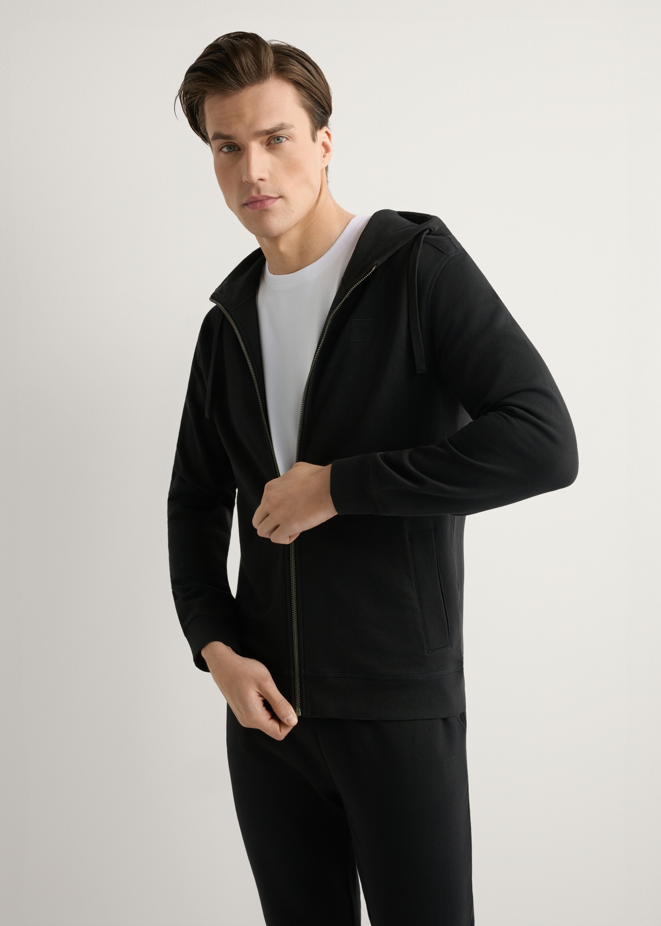 Czarna bluza męska z suwakiem BLZMT-0078-99(W26), widok produktu z przodu na modelu. Widoczna połowa sylwetki.