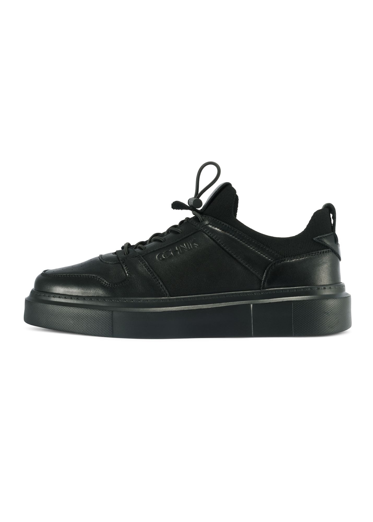 Czarne skórzane sneakersy męskie BUTYM-0509-99(Z25) - widok produktu z boku na białym tle.