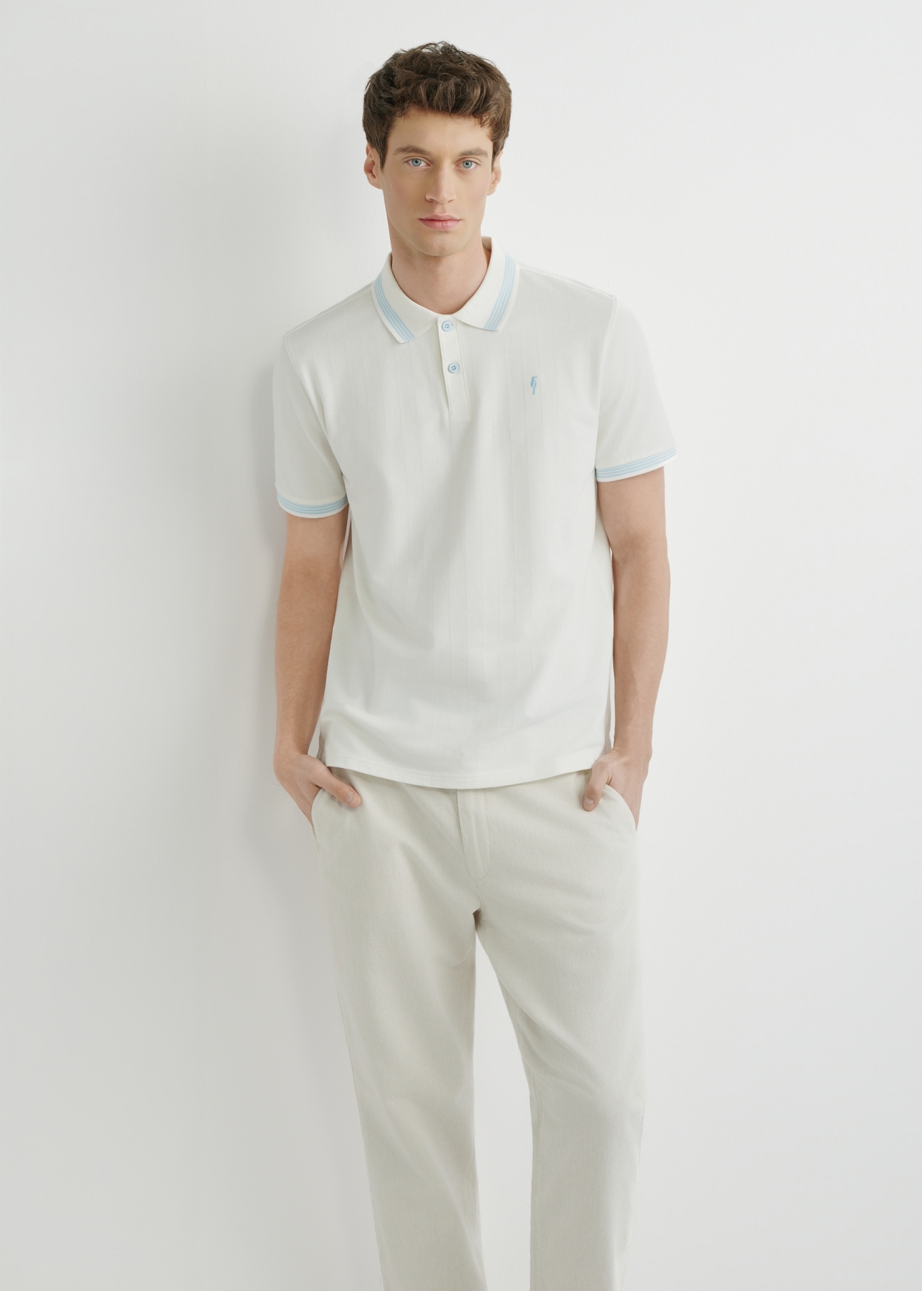 Koszulka polo w kolorze białym POLMT-0090-0B(W26), widok produktu z przodu na modelu. Widoczna połowa sylwetki.
