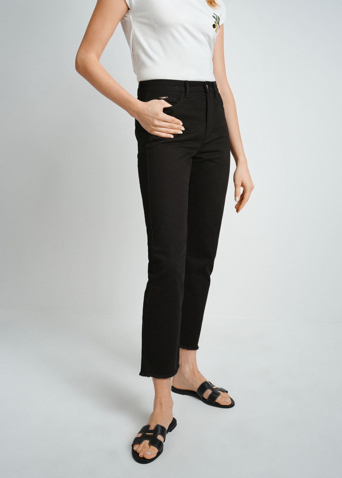 Czarne spodnie jeansowe damskie SPODT-0078-99(W24)-01