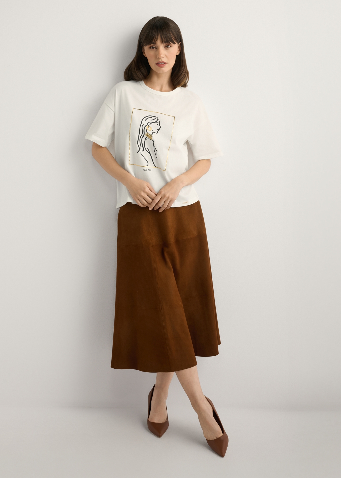 Biały T-shirt damski z nadrukiem TSHDT-0153-0B(W26), widok produktu z przodu na modelce. Widoczna cała sylwetka.