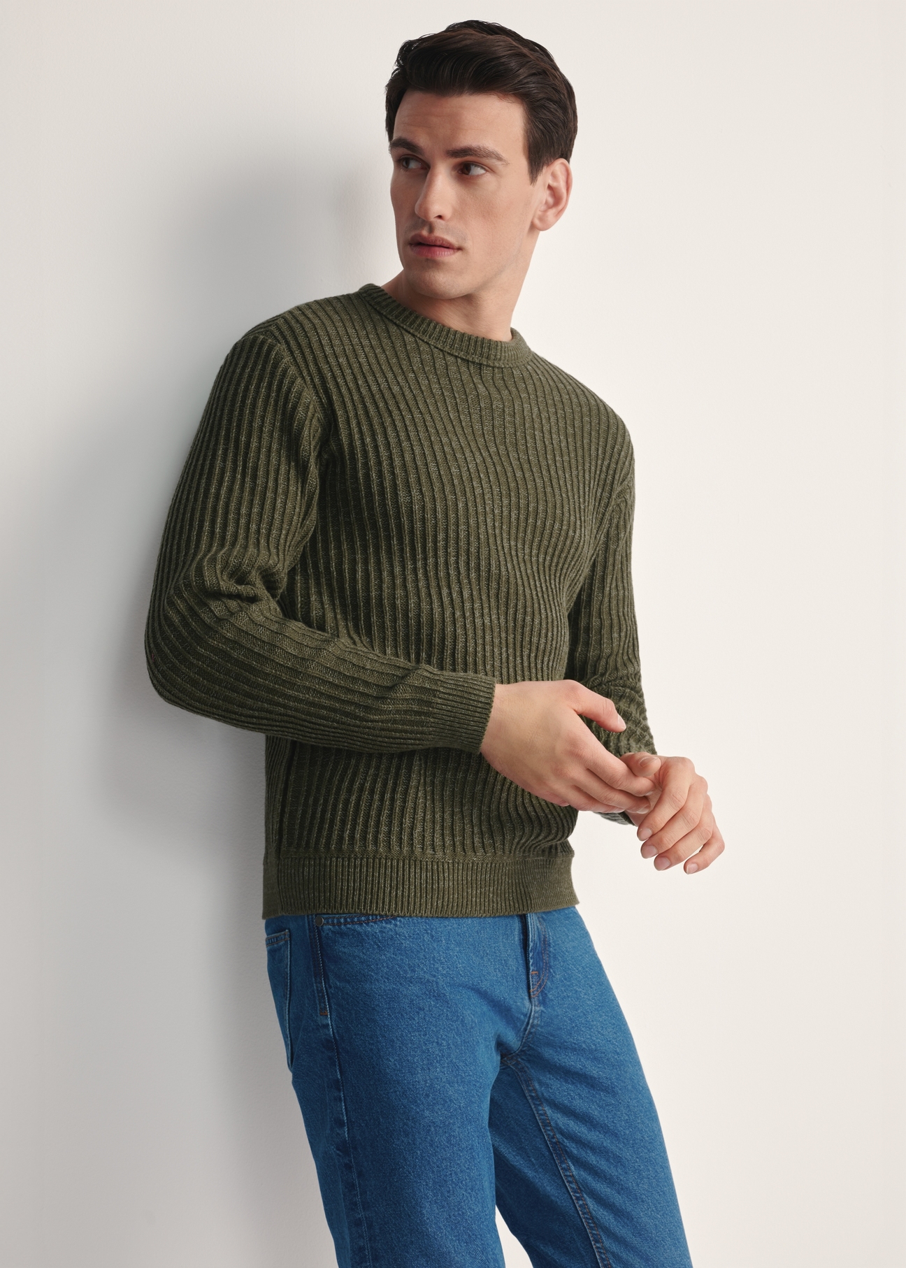 Sweter męski khaki SWEMT-0183-55(Z25), widok produktu z przodu na modelu. Widoczna połowa sylwetki.