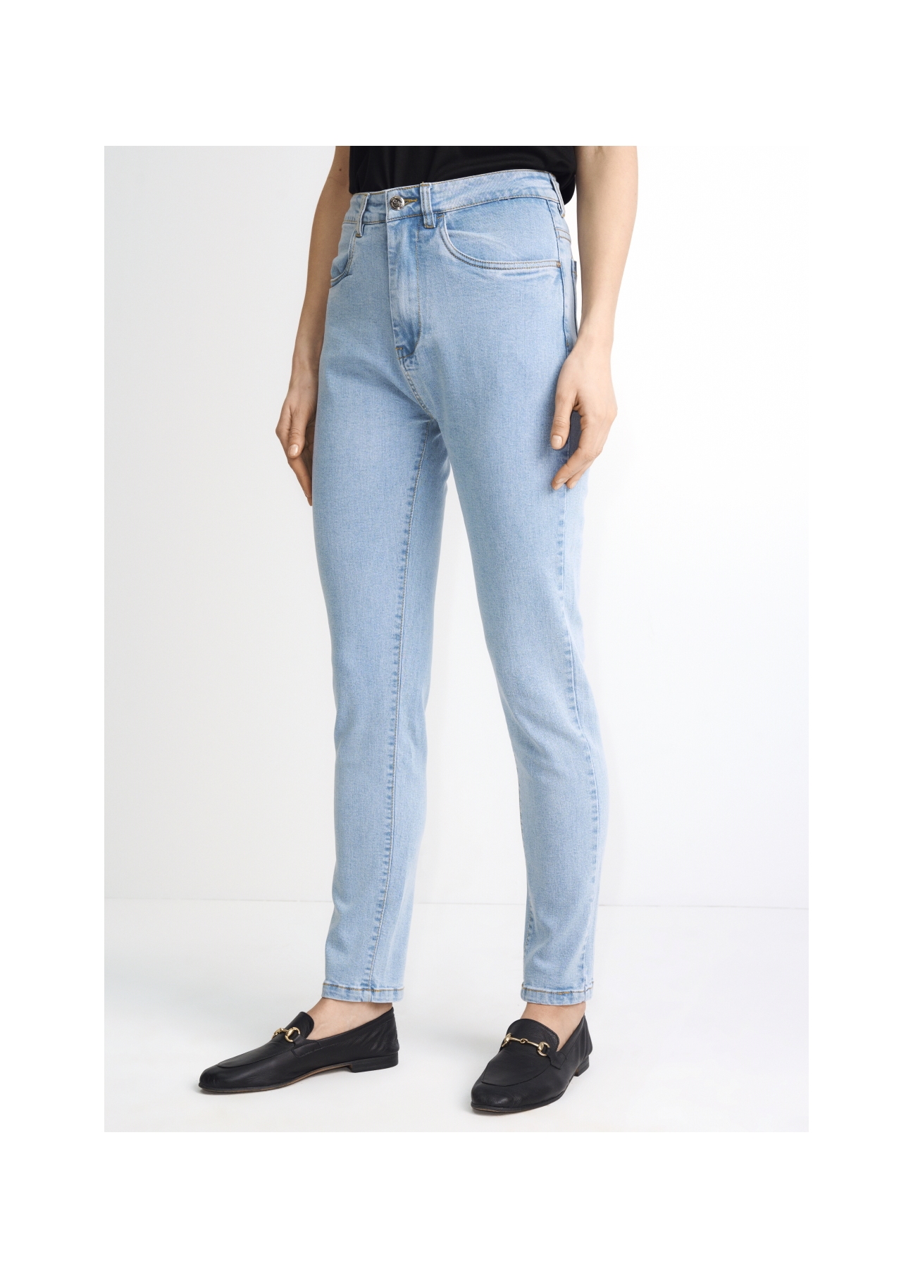 Jasne spodnie jeansowe damskie JEADT-0005-61(W22)-01