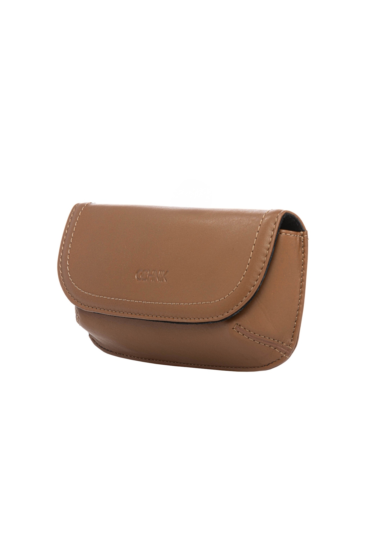Skórzane etui w kolorze camelowym PORMS-0698-1D(W26), widok produktu skosem na białym tle.