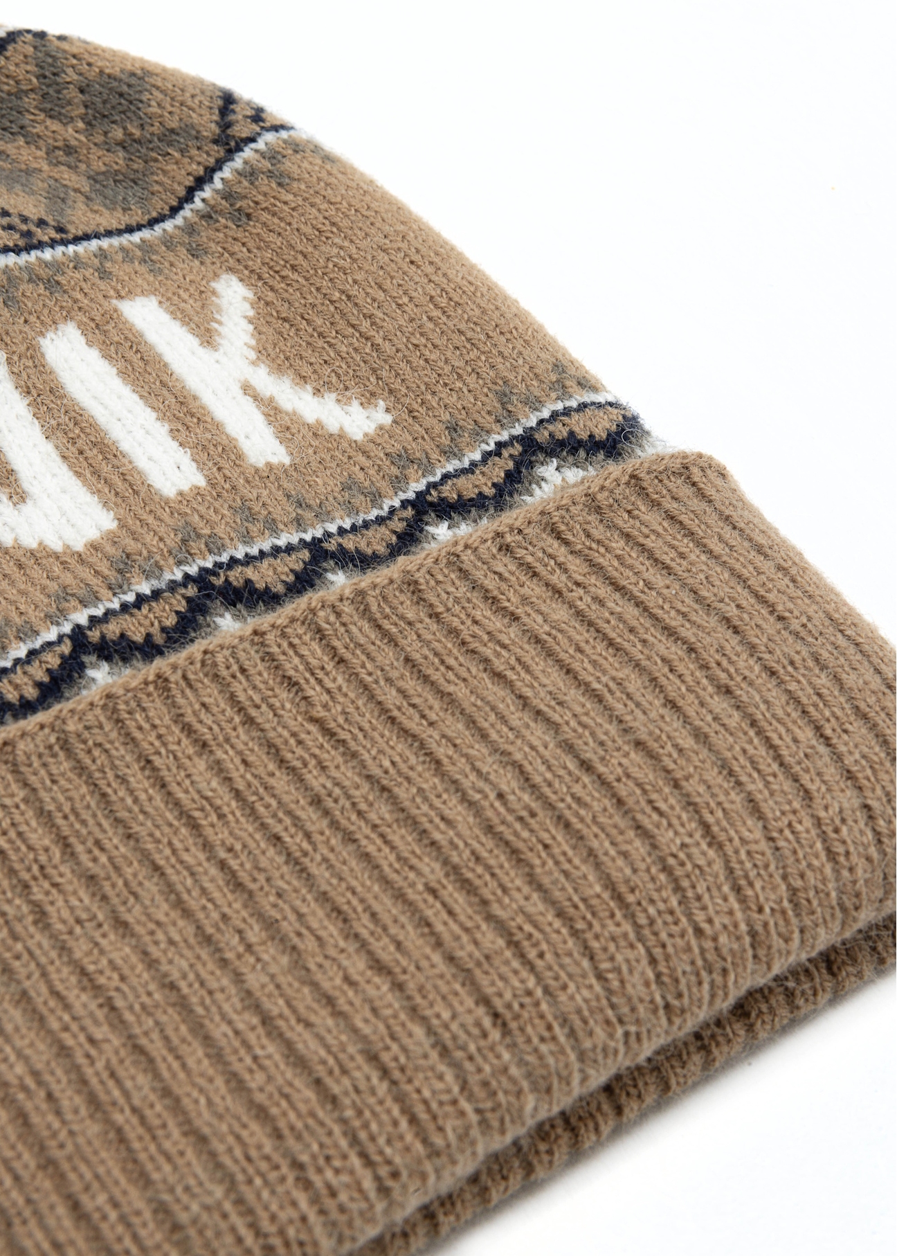 Beżowa czapka męska z pomponem CZAMT-0083-81(Z25) - zbliżenie na produkt na białym tle. 
