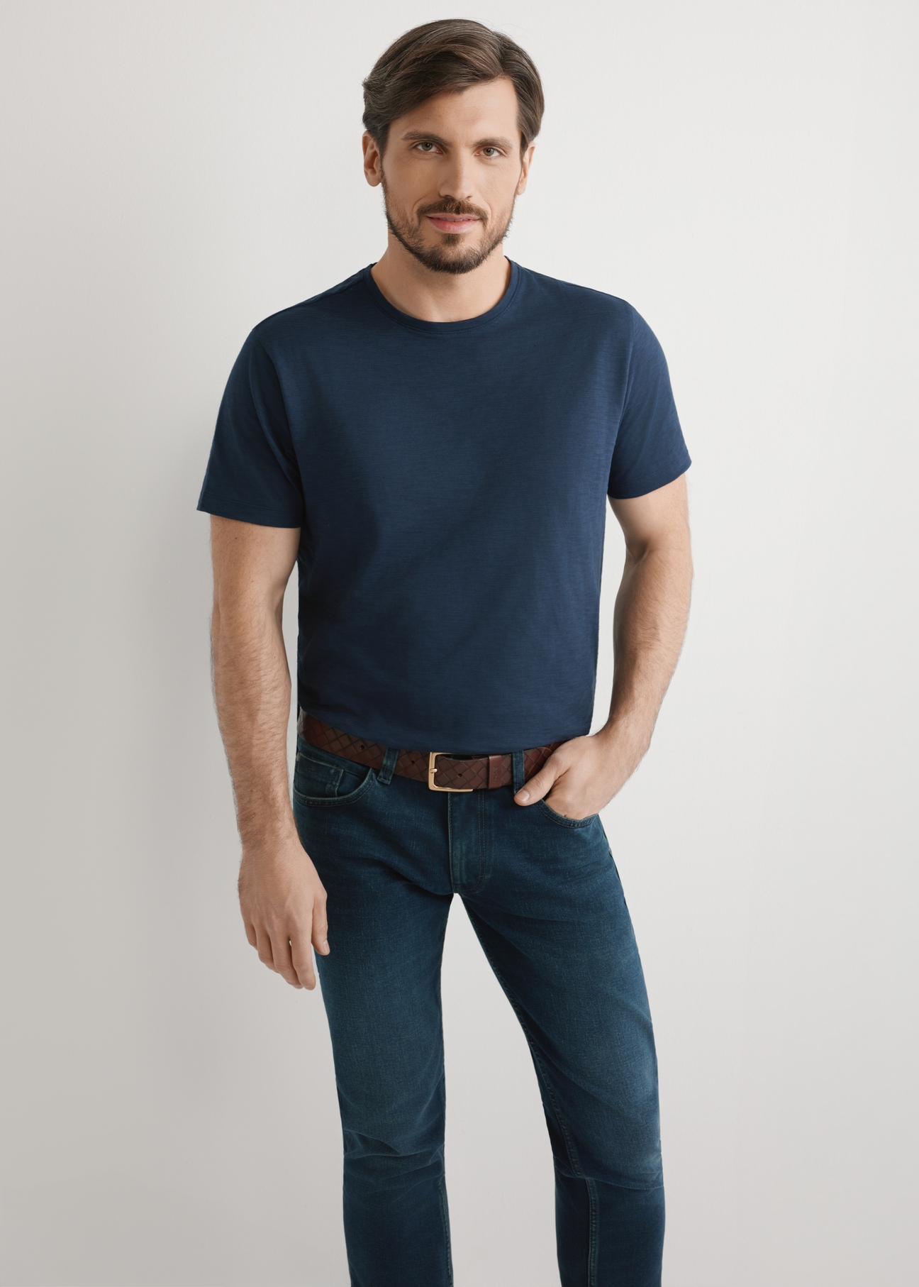 Bawełniany T-shirt męski w kolorze granatowym TSHMT-0149-7E(W26), widok produktu na modelu. Widoczna połowa sylwetki.