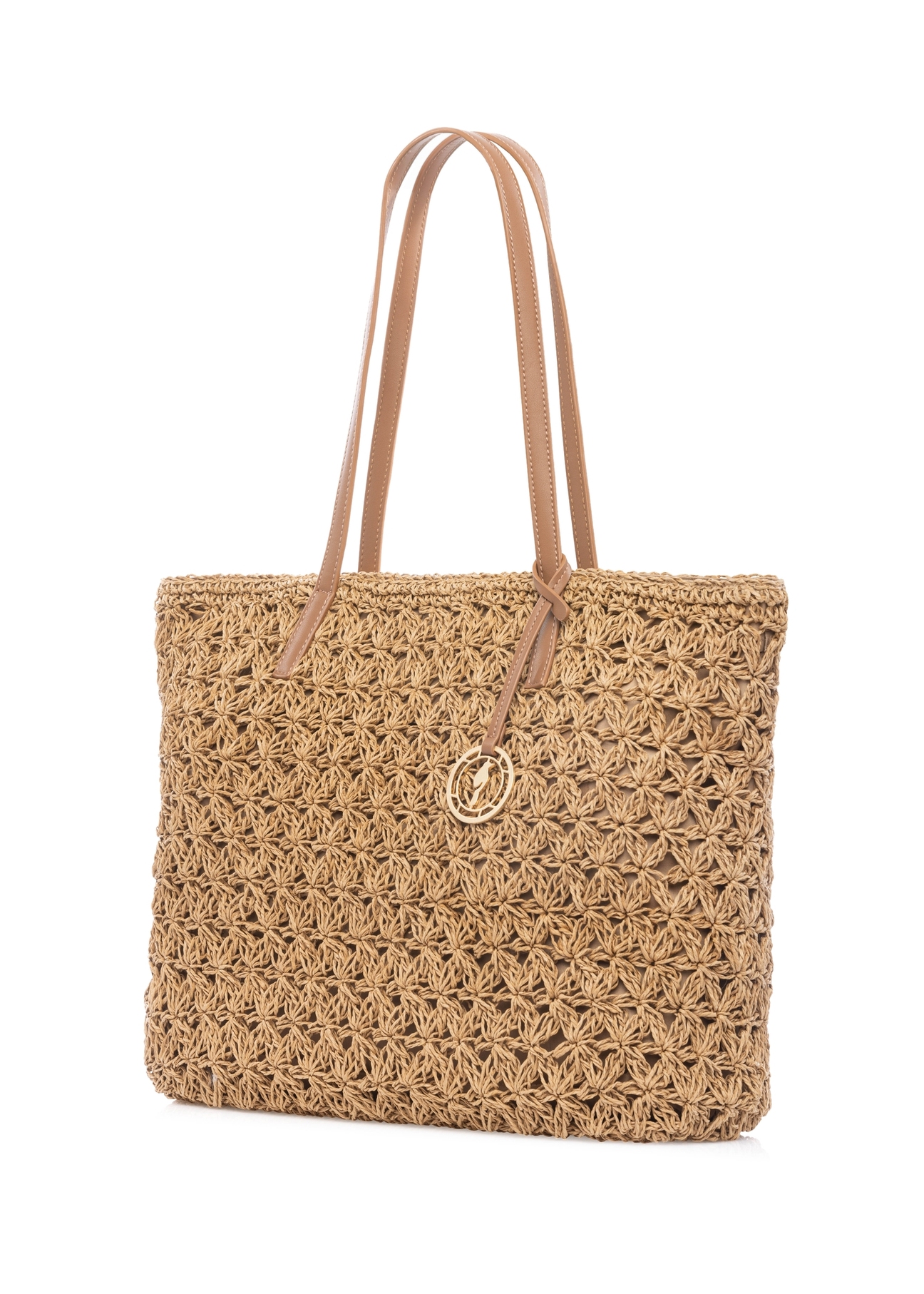 Słomkowa torebka shopper TOREC-1218-1E(W26) - widok produktu po skosie, na białym tle. 