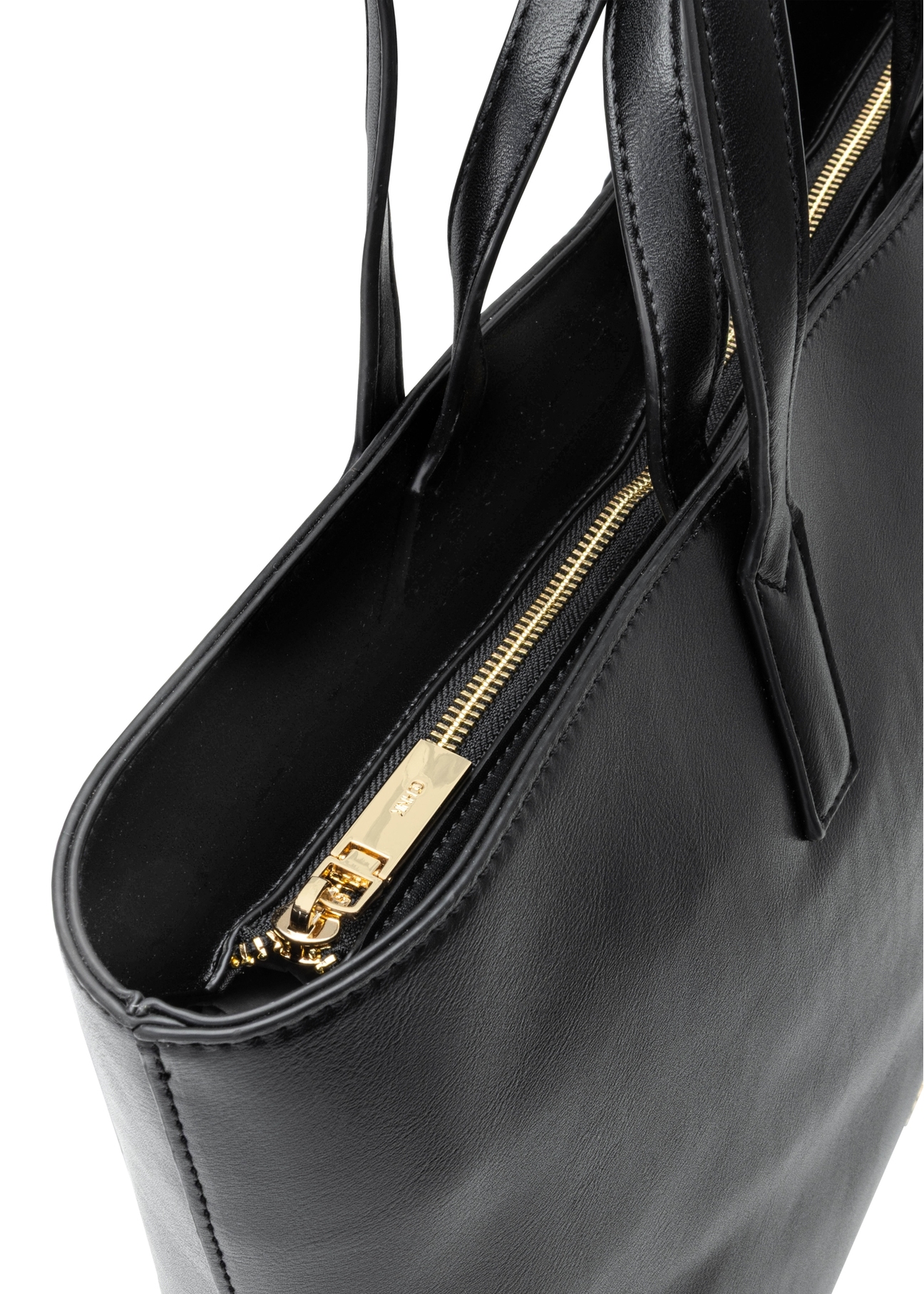 Czarna torebka damska shopper TOREC-1204-99(W26), zbliżenie na detal produktu na białym tle.