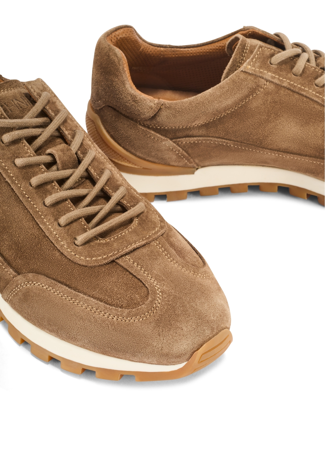 Zamszowe buty męskie w kolorze chłodnego beżu BUTYM-0542-1K(W26), zbliżenie na produkt na białym tle.