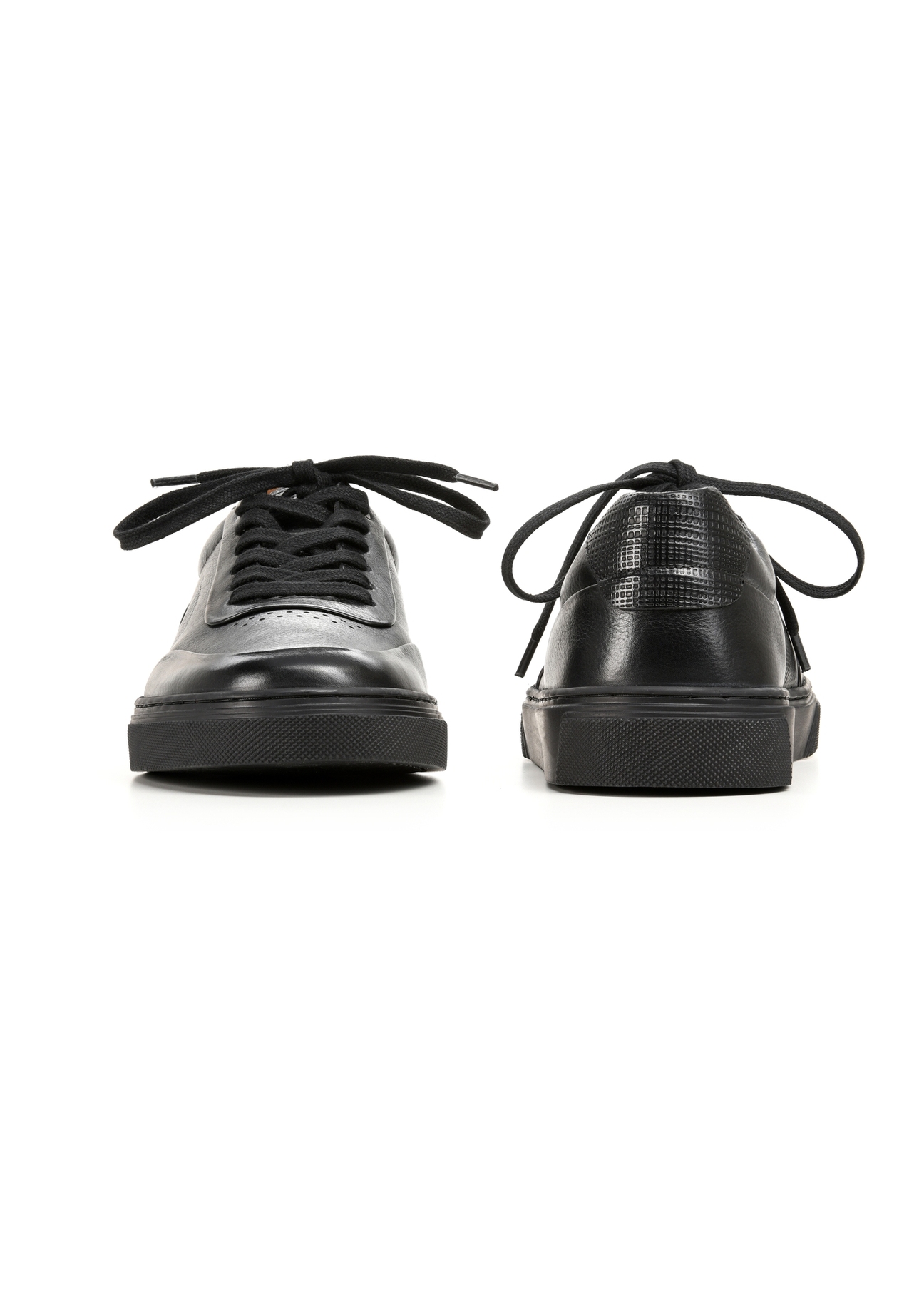 Czarne skórzane sportowe buty męskie BUTYM-0484-99(W25), widok produktu z przodu i tyłu na białym tle.