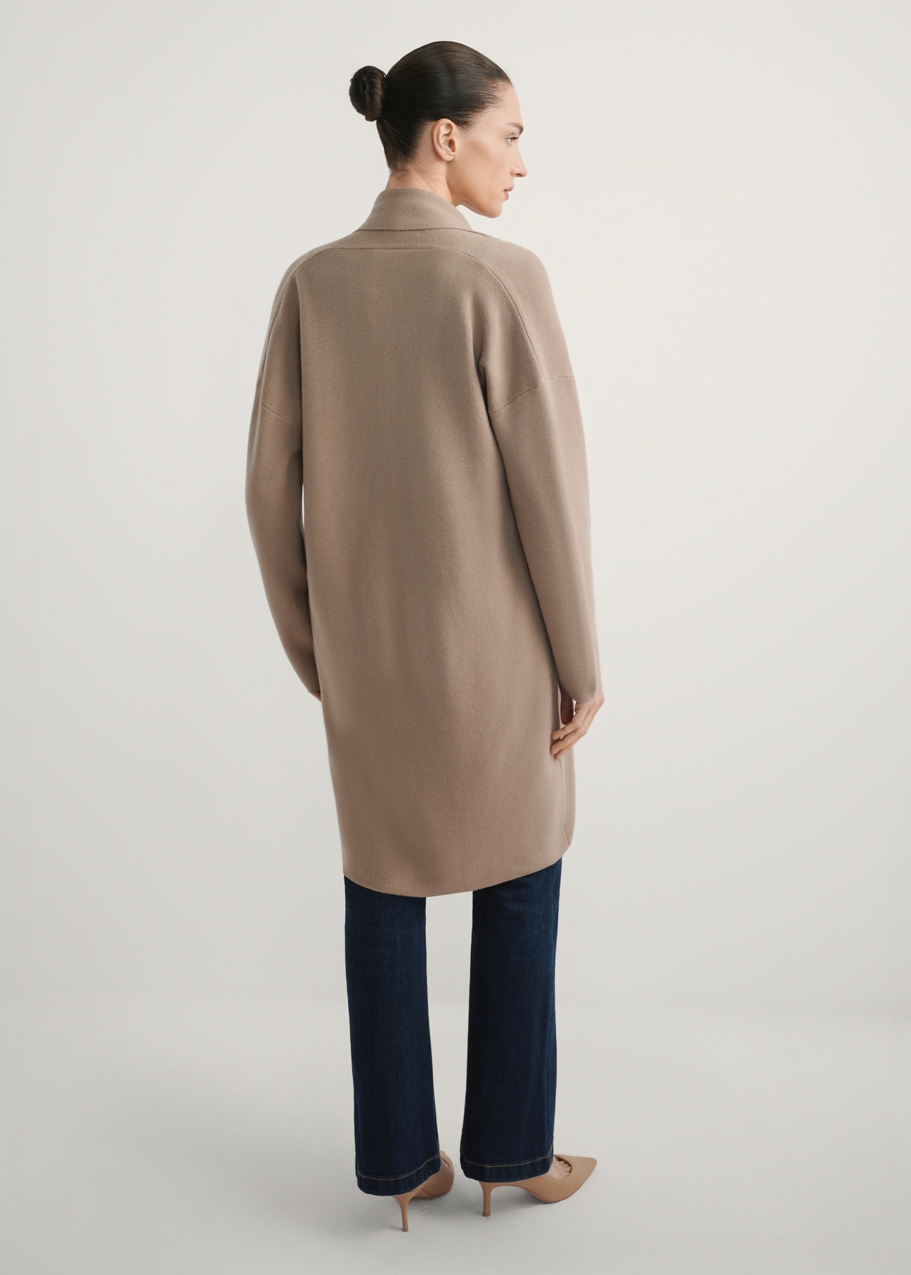 Camelowy kardigan damski KARDT-0041-1D(W26), widok produktu z tyłu na modelce. Widoczna cała sylwetka.