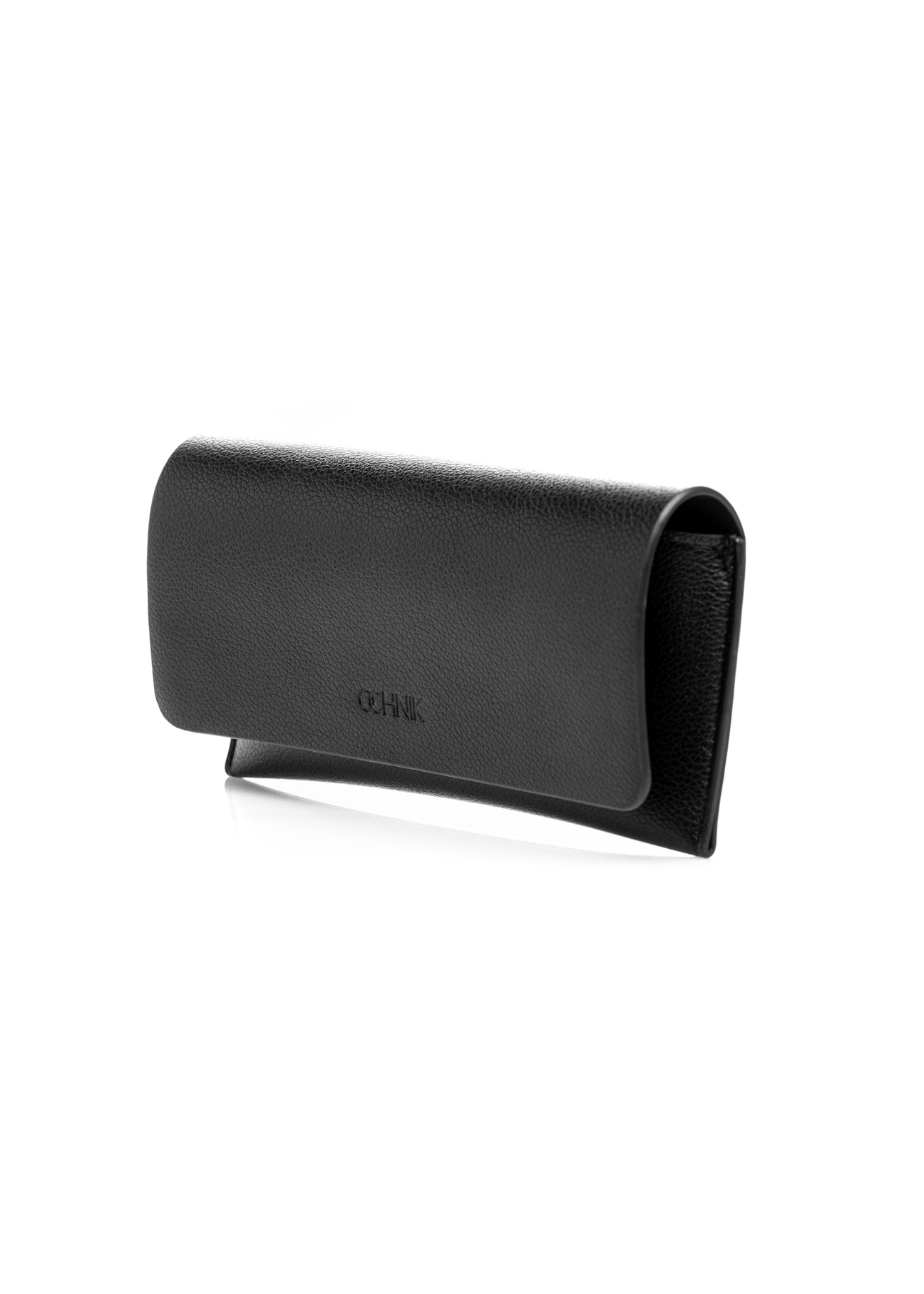 Czarne etui na okulary z imitacji skóry POREC-0434-99(W26), widok produktu skosem na białym tle.
