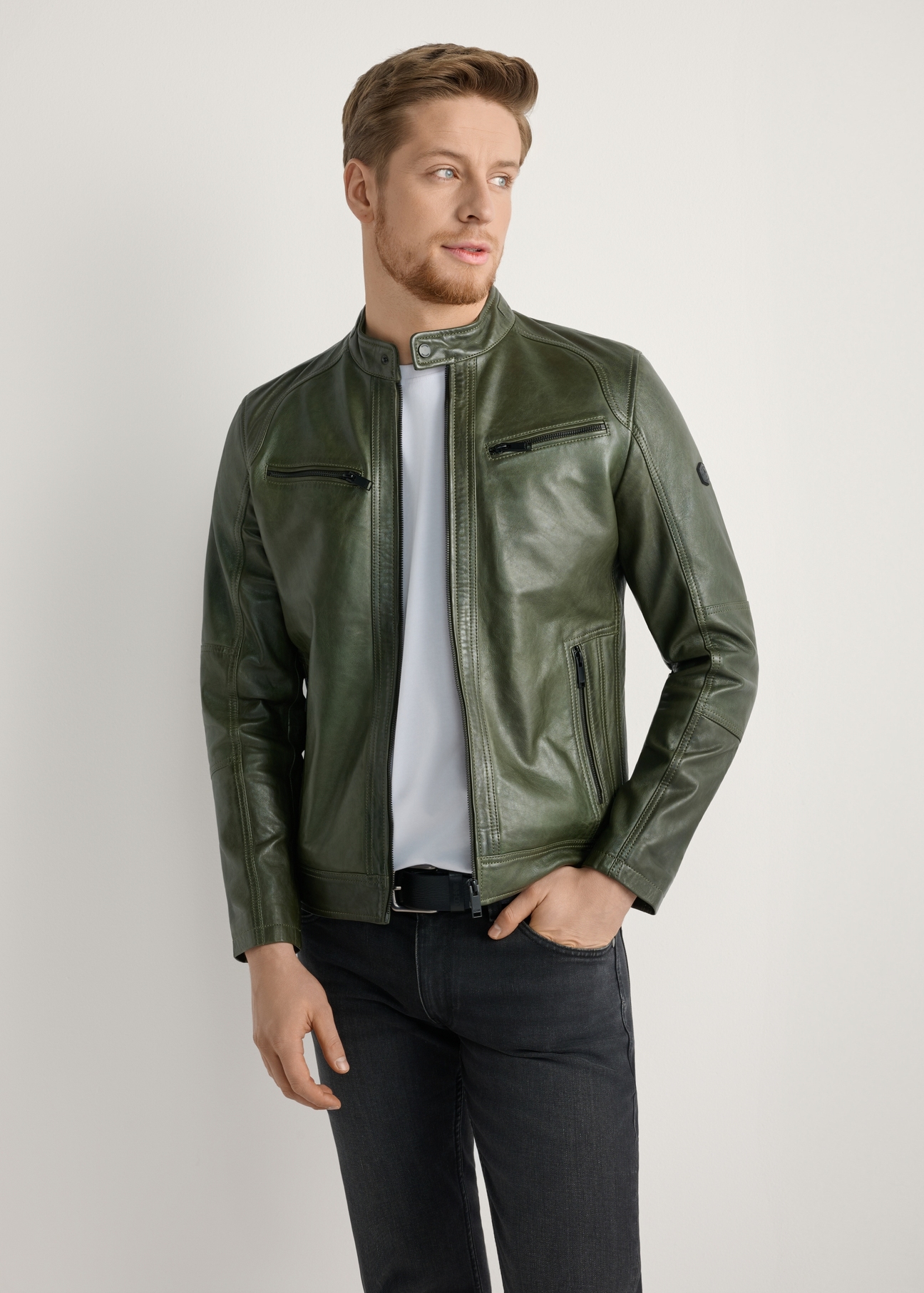 Skórzana kurtka męska w kolorze khaki KURMS-0338-8D(W26) - widok produktu z przodu na modelu, na jasnym tle. Widoczna sylwetka do kolan.