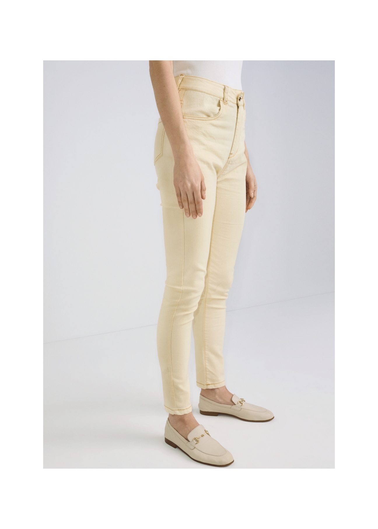 Kremowe spodnie jeansowe damskie JEADT-0005-11(W22)-01