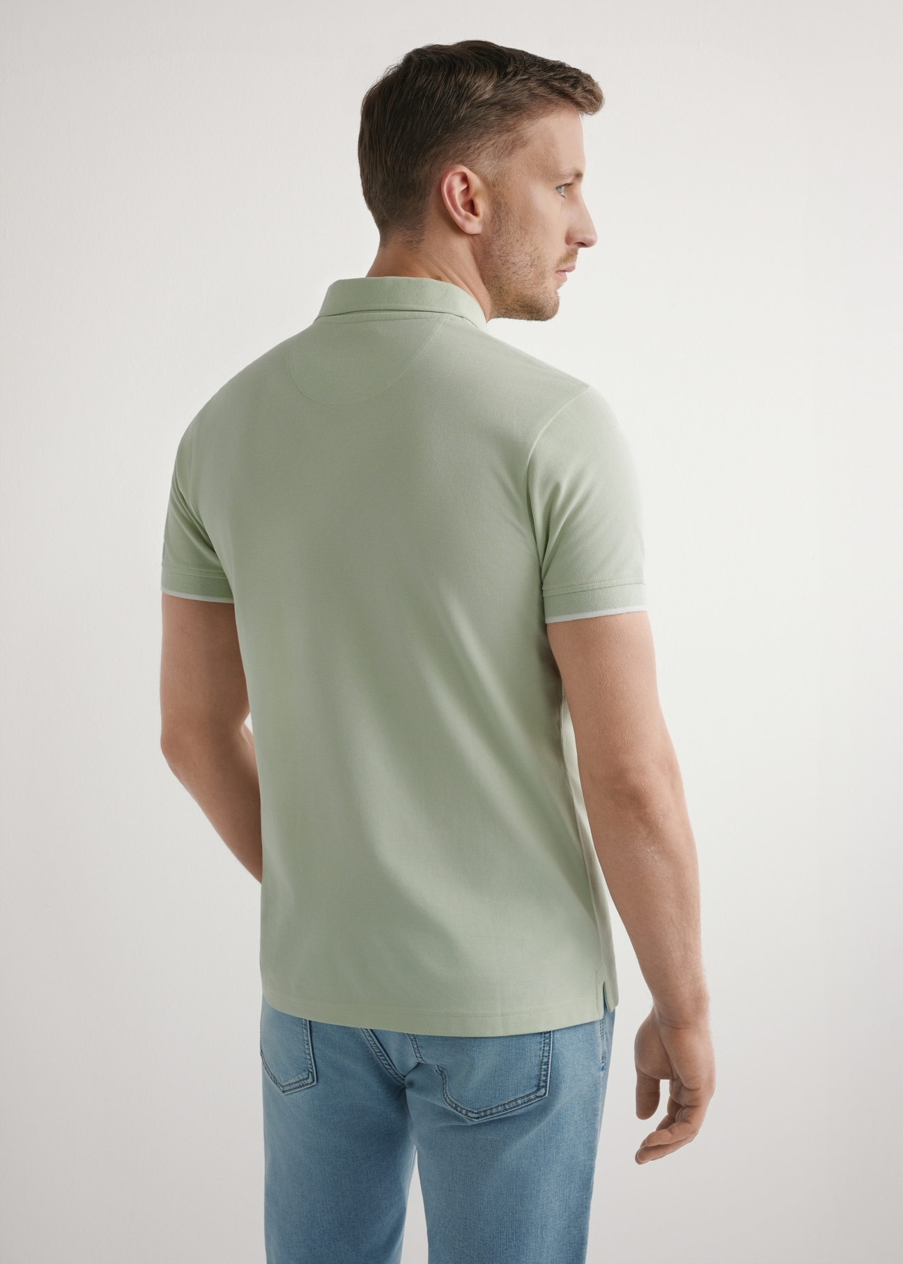 Szałwiowa koszulka polo z bawełny POLMT-0045B-8F(W26), widok produktu z tyłu na modelu. Widoczna połowa sylwetki.