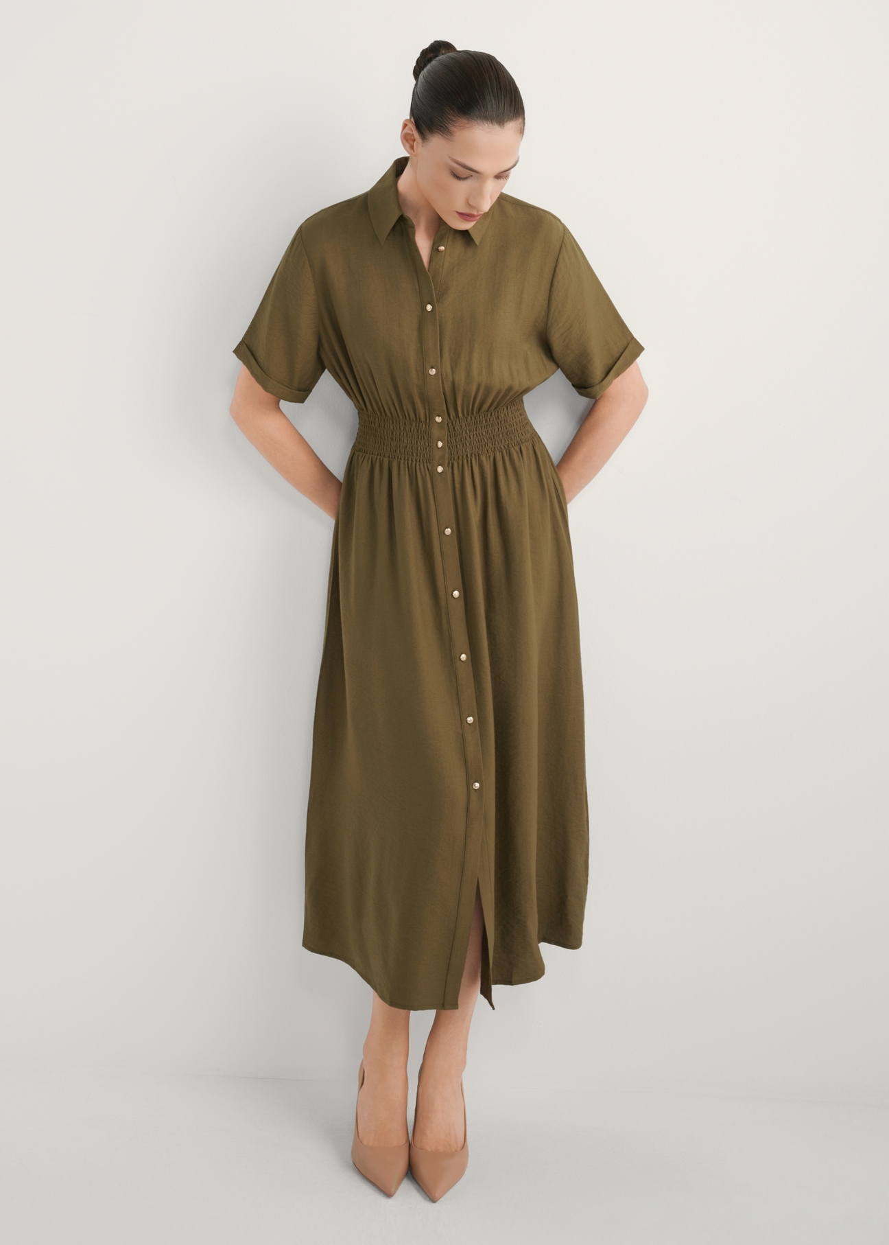 Sukienka midi w kolorze khaki SUKDT-0257-8D(W26), widok produktu z przodu na modelce. Widoczna cała sylwetka.