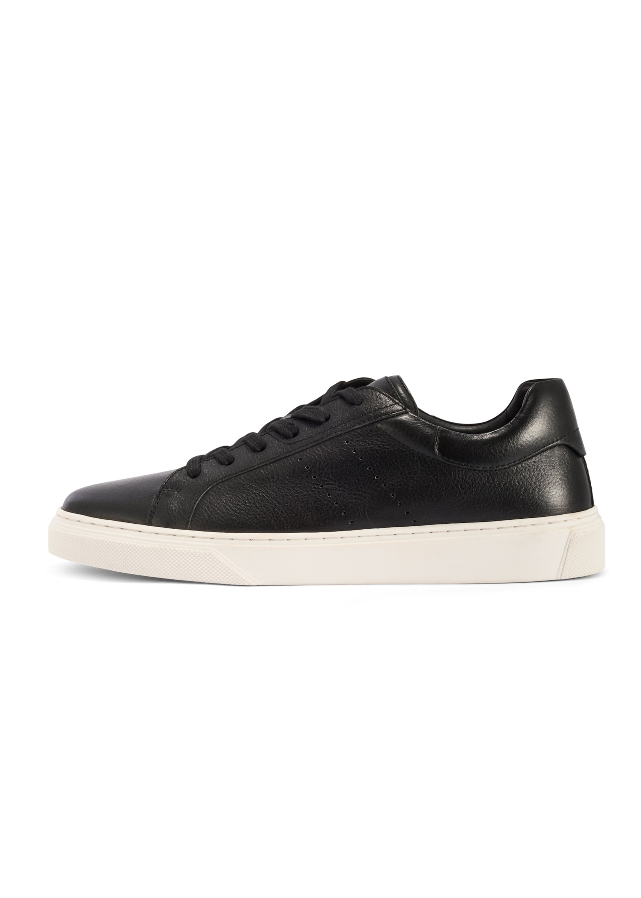 Czarne skórzane sneakersy męskie BUTYM-0486-99(W26), widok produktu z boku na białym tle.
