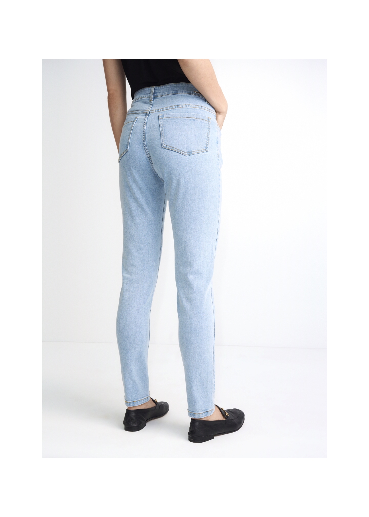 Jasne spodnie jeansowe damskie JEADT-0005-61(W22)-03