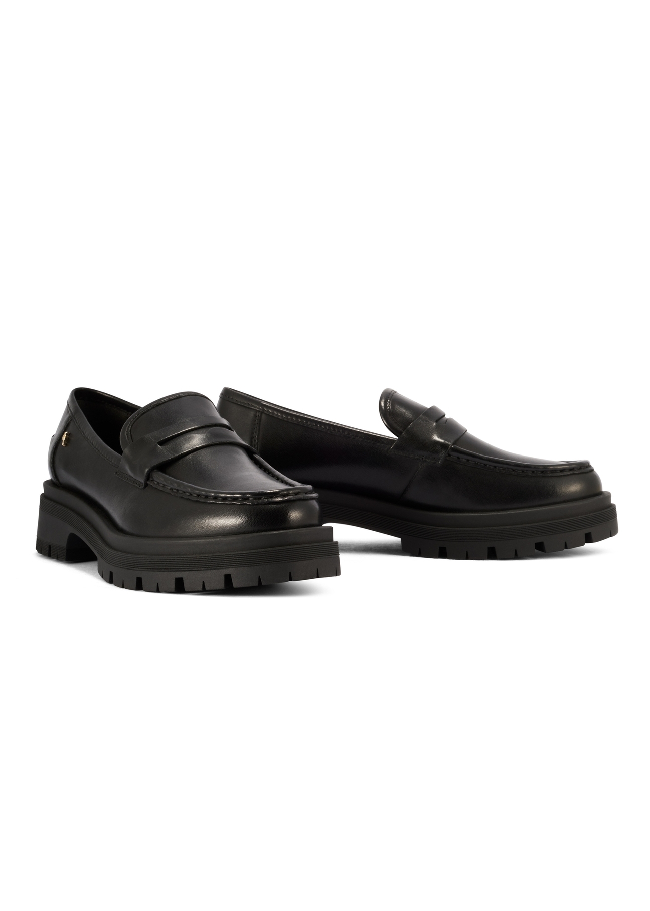 Czarne skórzane loafersy damskie BUTYD-1069-99(W26) - widok produktu po skosie, na białym tle