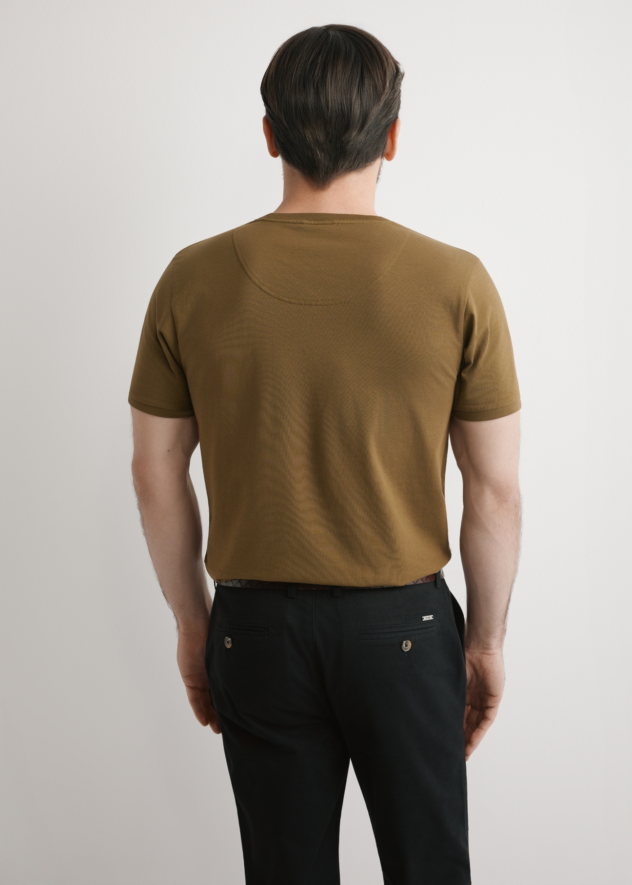 Bawełniany T-shirt męski w kolorze khaki TSHMT-0088-8D(W26), widok produktu z tyłu na modelu. Widoczna połowa sylwetki.