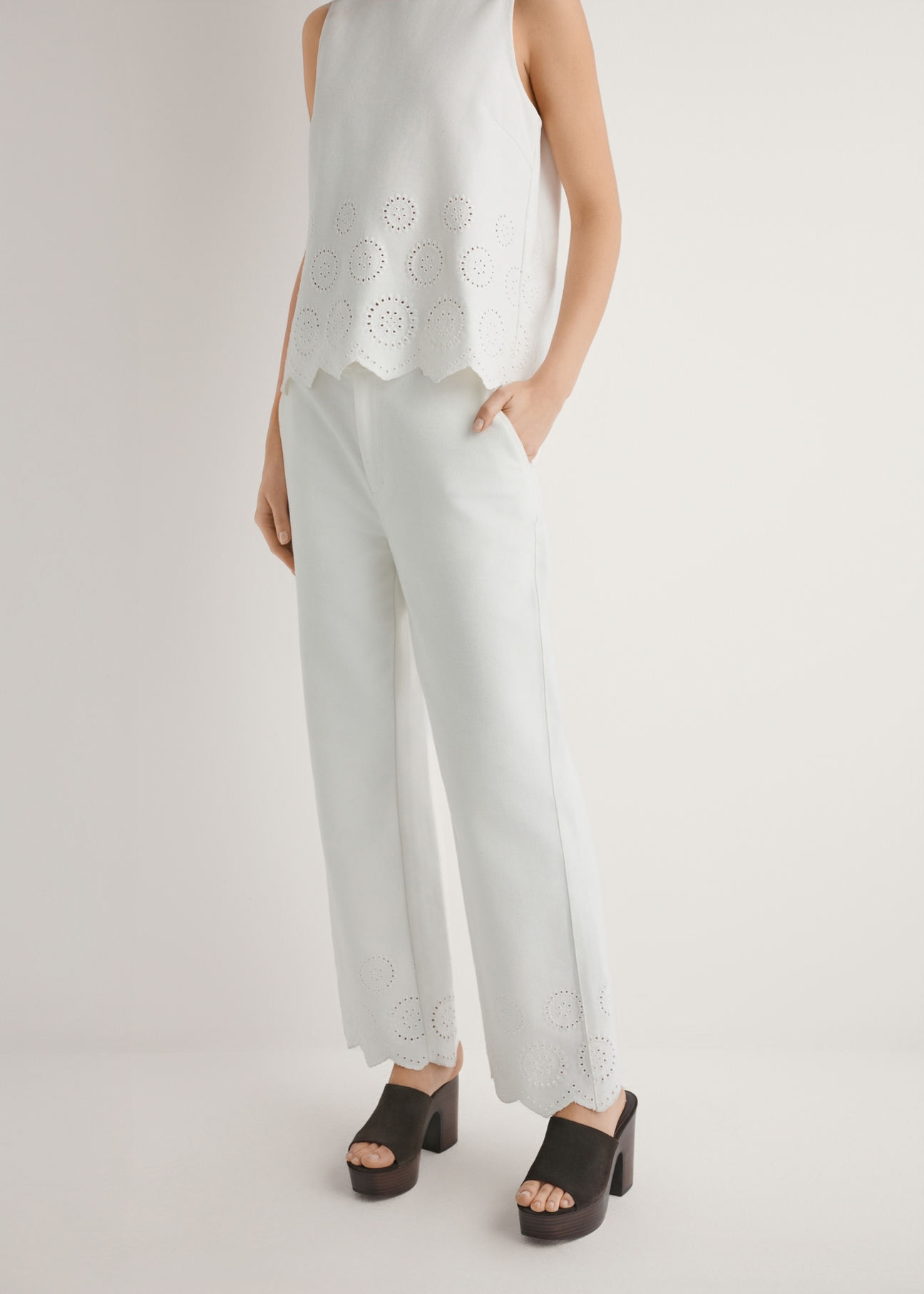 Białe spodnie damskie wide leg SPODT-0122-0B(W26), widok produktu z przodu na modelce. Widoczna połowa sylwetki.