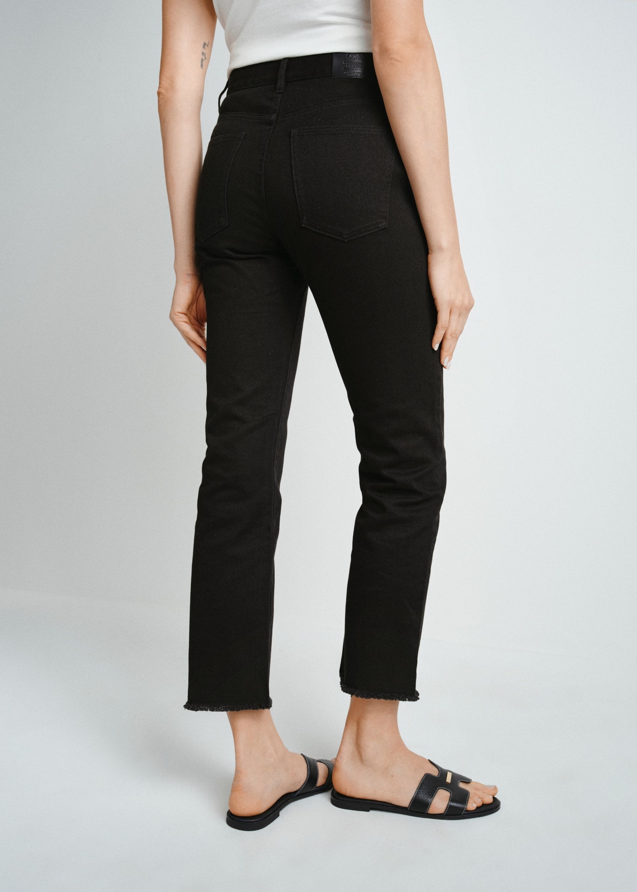 Czarne spodnie jeansowe damskie SPODT-0078-99(W24)-02